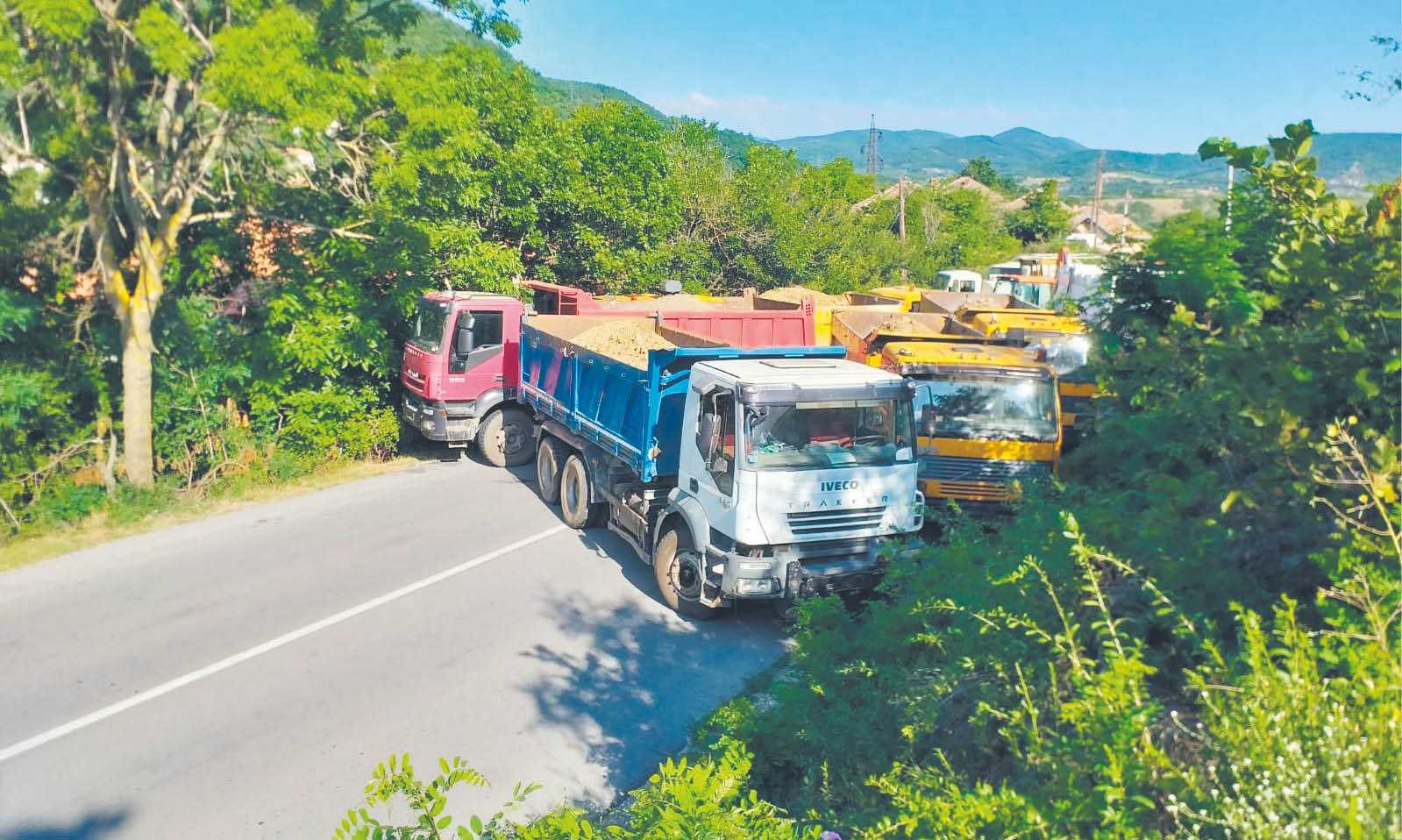 Ciężarówki blokujące drogę na północy Kosowa