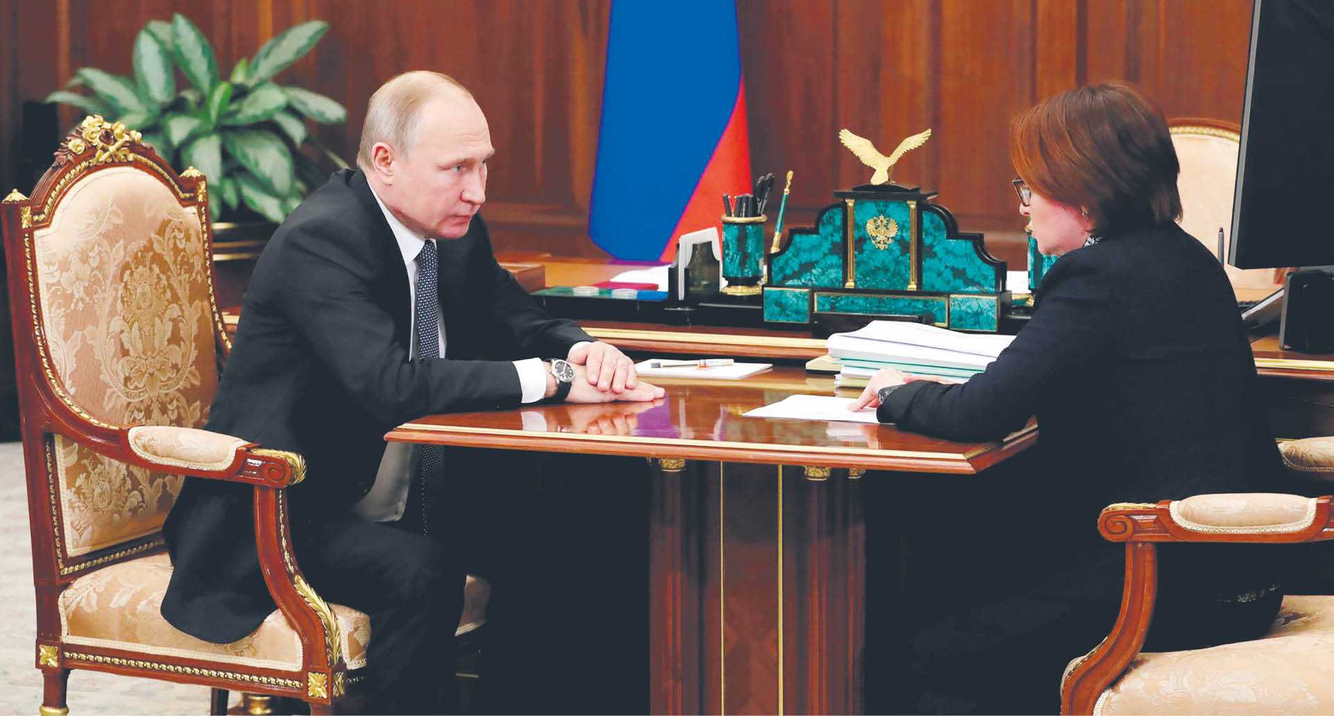 Na czele rosyjskiego banku centralnego stoi Elwira Nabiullina, na zdjęciu podczas spotkania z Władimirem Putinem