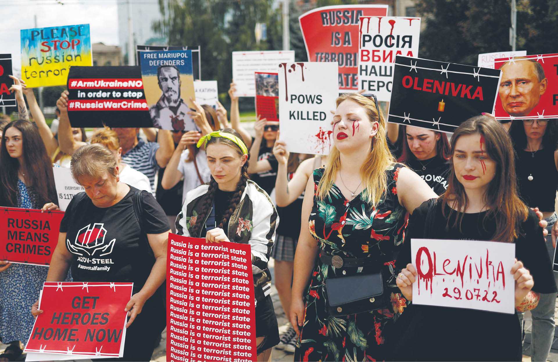 Demonstracja rodzin obrońców Azowstalu po ataku na więzienie w Ołeniwce, Kijów, 30 lipca 2022 r.