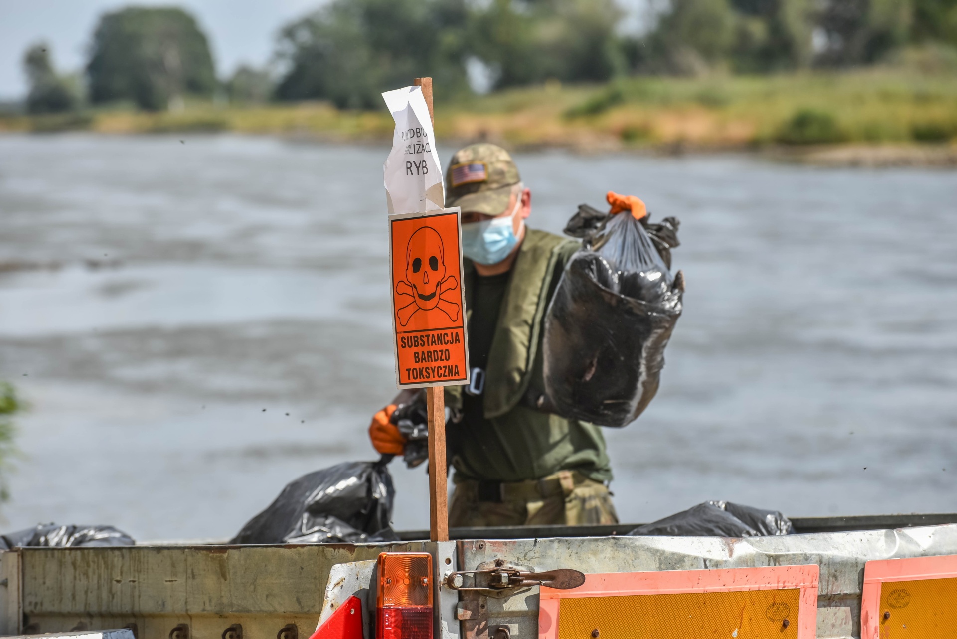 Odra. Wojsko wraz ze strażakami wyławiają martwe ryby z Odry w rejonie Gostchorza