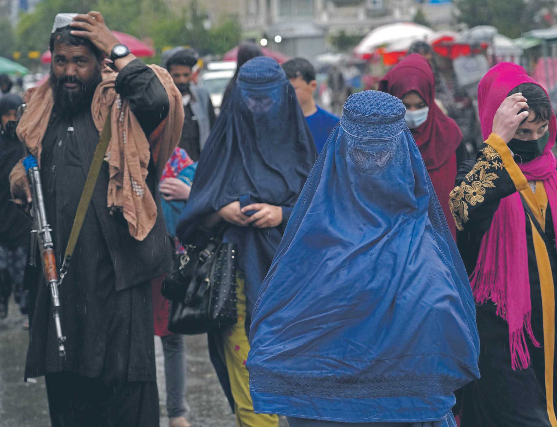 Rok rządów talibów to budowanie państwa według starych wzorców: bez kobiet w życiu społecznym i według prawa szariatu