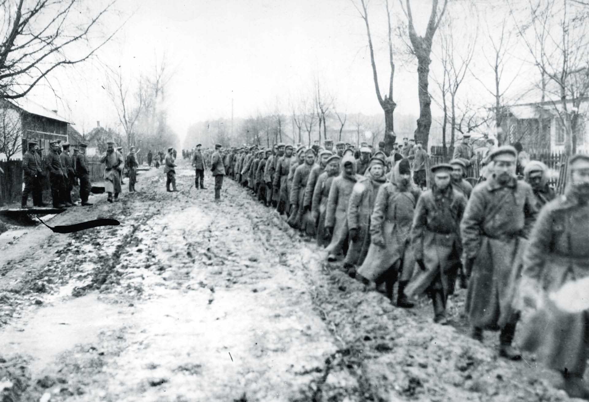 Rosyjscy jeńcy w drodze do niemieckiego obozu. 1916 r.
