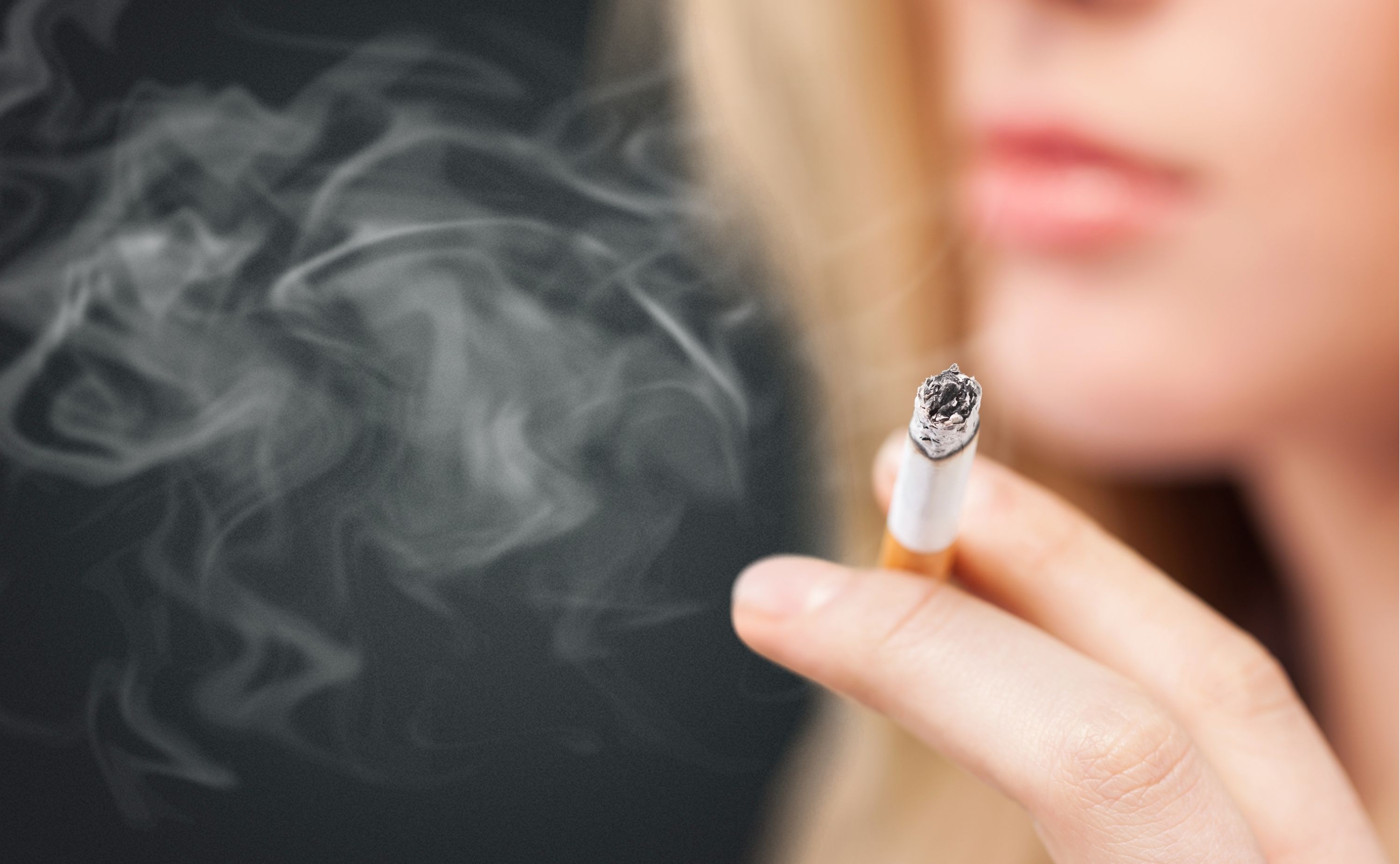 kobieta pali papierosa palenie w ciąży dym tytoniowy a zdrowie starzenie biologiczne długość życia a palenie badania naukowe zdrowie telomery styl życia a zdrowie Mayo Clinic Proceedings tytoń nikotyna rodzice dzieci
