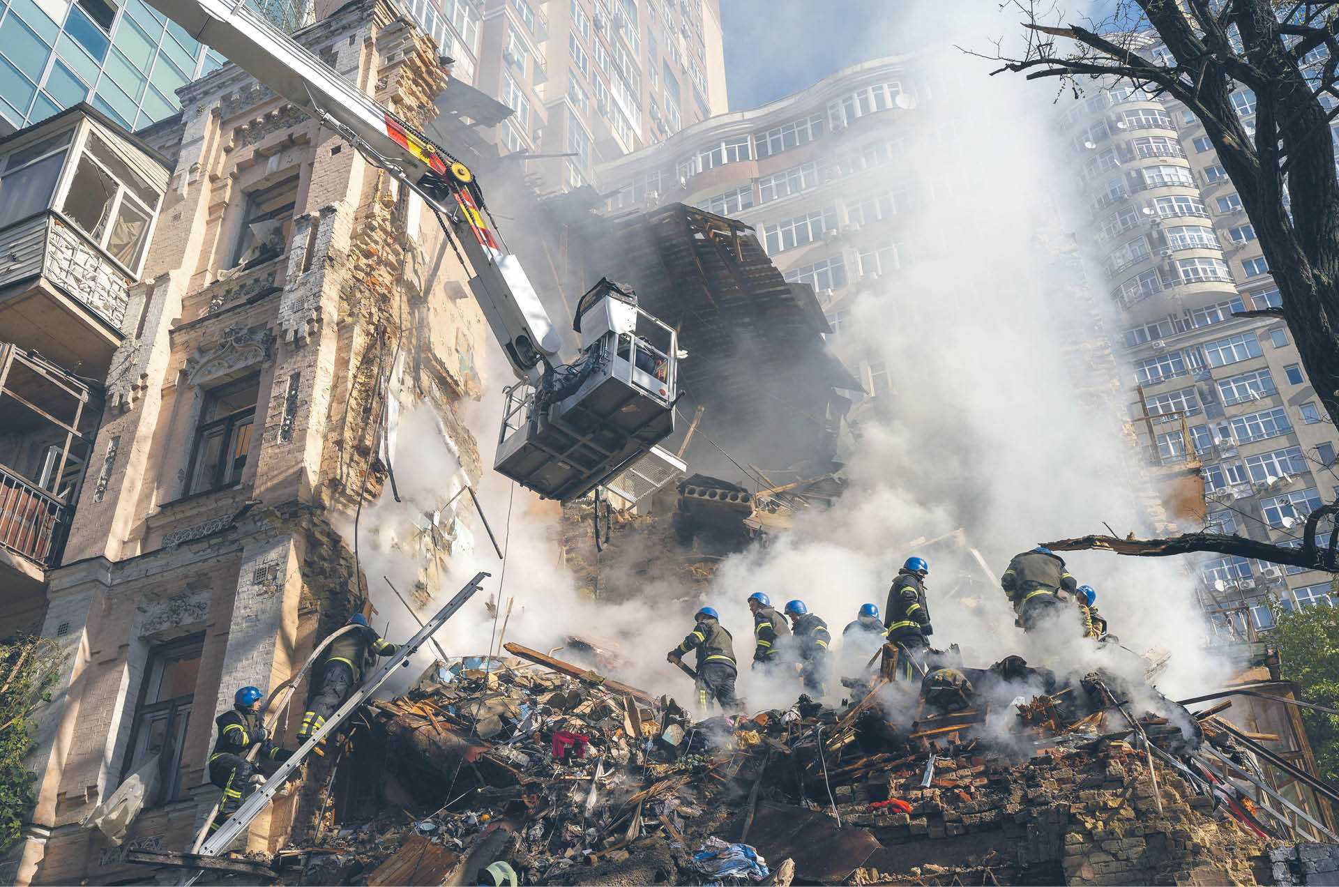 Budynek w Kijowie zniszczony w wyniku ataku drona, 1 października 2022 r.