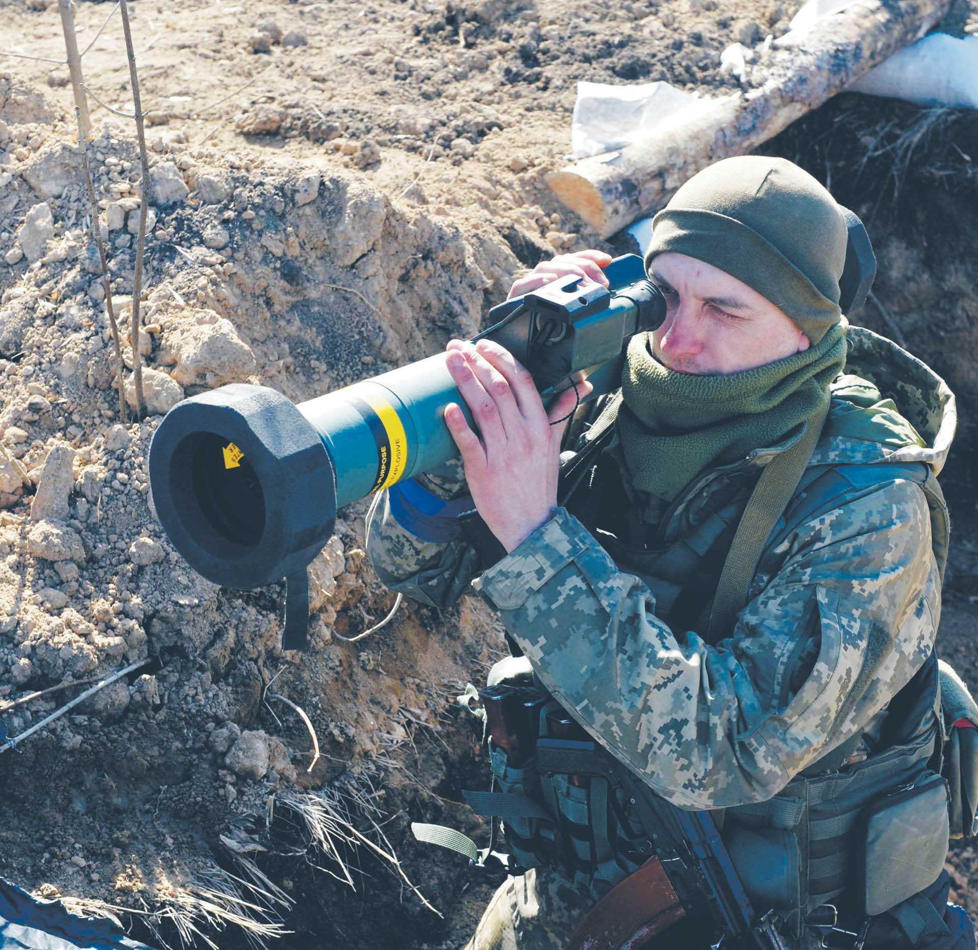Ukraiński żołnierz i amerykański FGM-148 Javelin. Charków, 23 marca 2022 r.