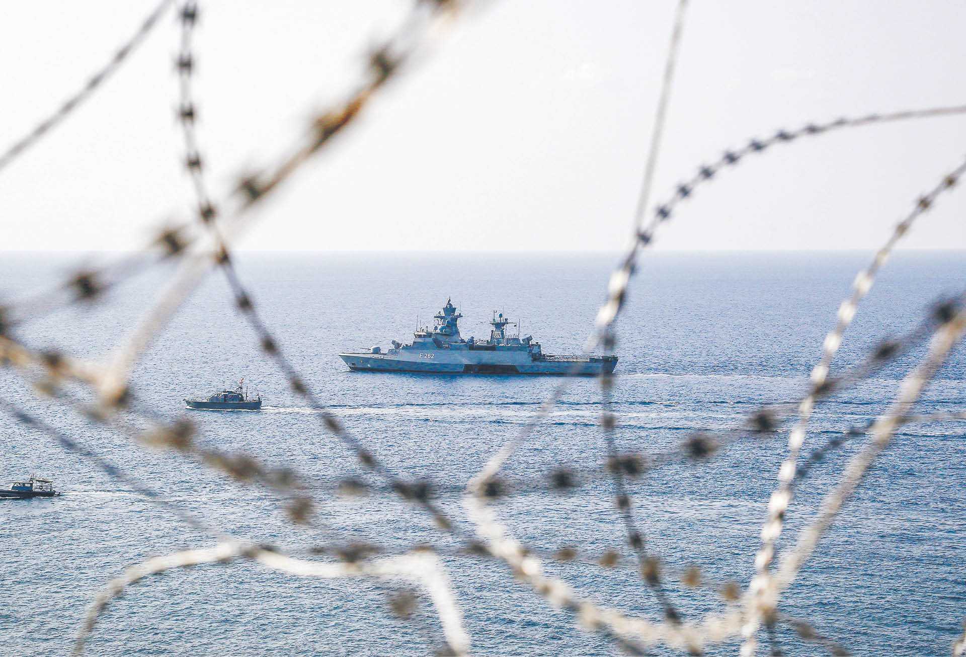 Okręt marynarki wojennej ONZ (UNIFIL) zabezpiecza obszar u wybrzeży wioski Naqoura, gdzie spotkają się delegacje libańskie i izraelskie