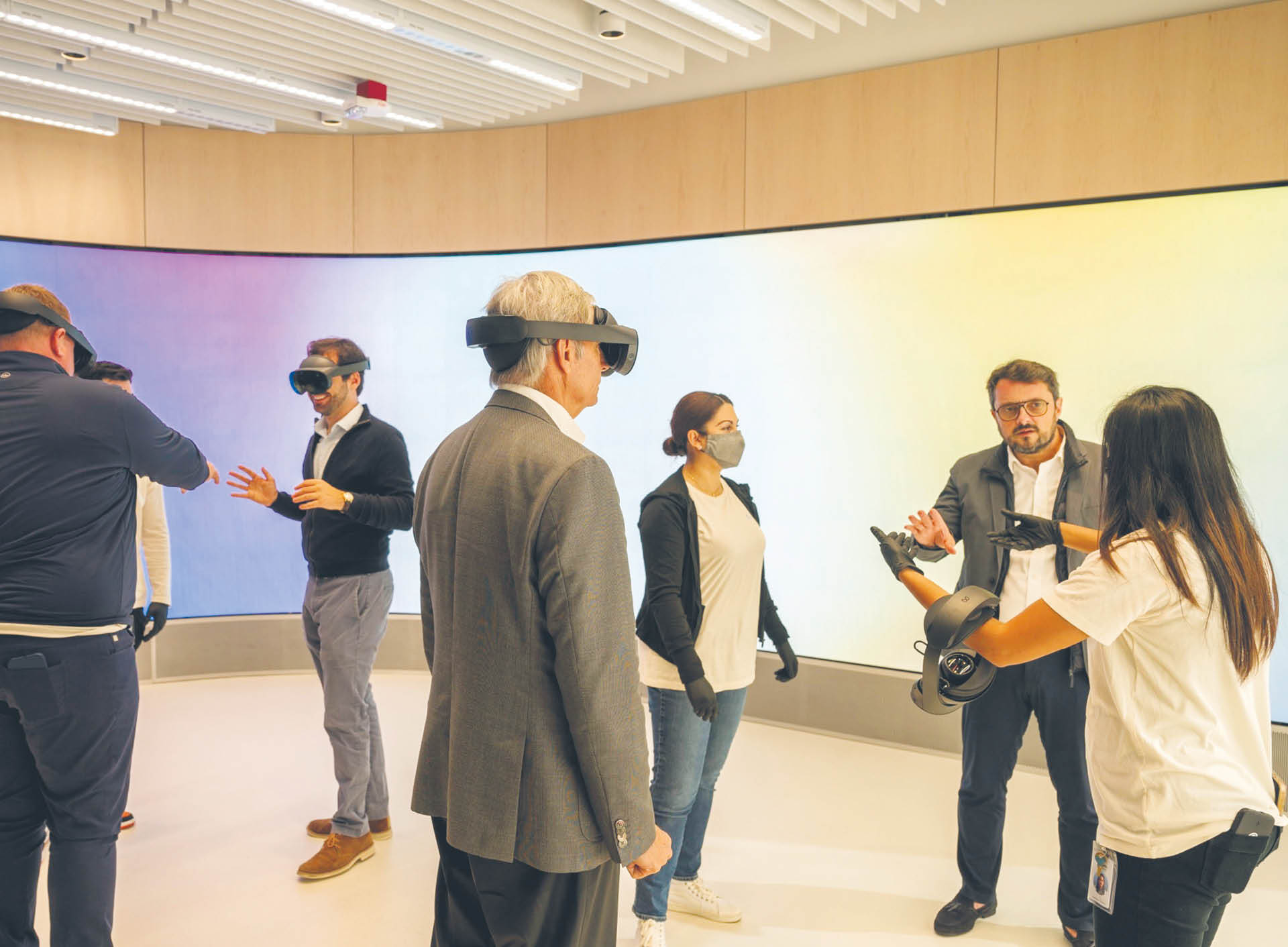 Pracownicy Meta demonstrują gogle wirtualnej rzeczywistości (VR)
