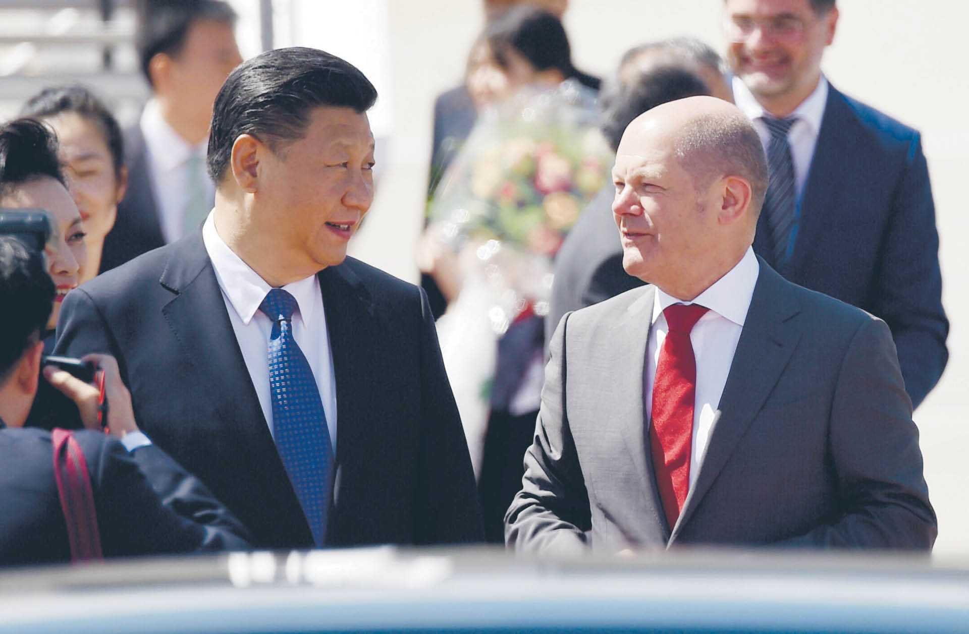 Olaf Scholz, ówczesny burmistrz Hamburga, gości prezydenta Chin Xi Jinpinga. 6 lipca 2017 r.