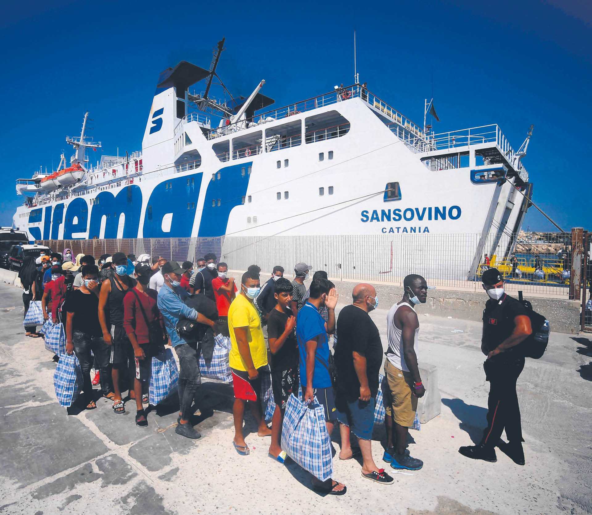 Imigranci czekają na włoskiej Lampedusie na transport do innego ośrodka dla cudzoziemców