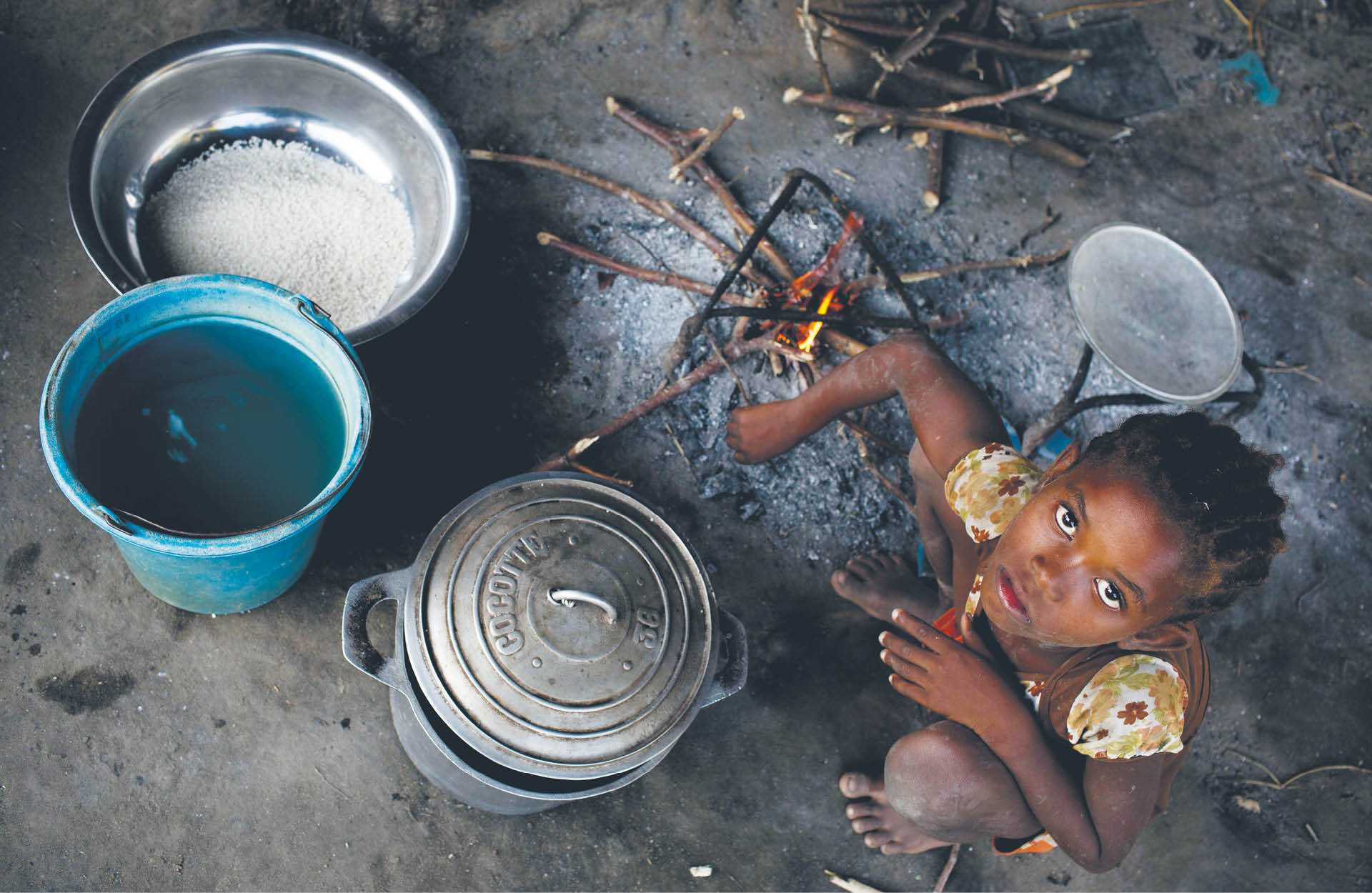 Dziewięciolatka pomaga w przygotowaniu posiłku. Bekalalao, Madagaskar