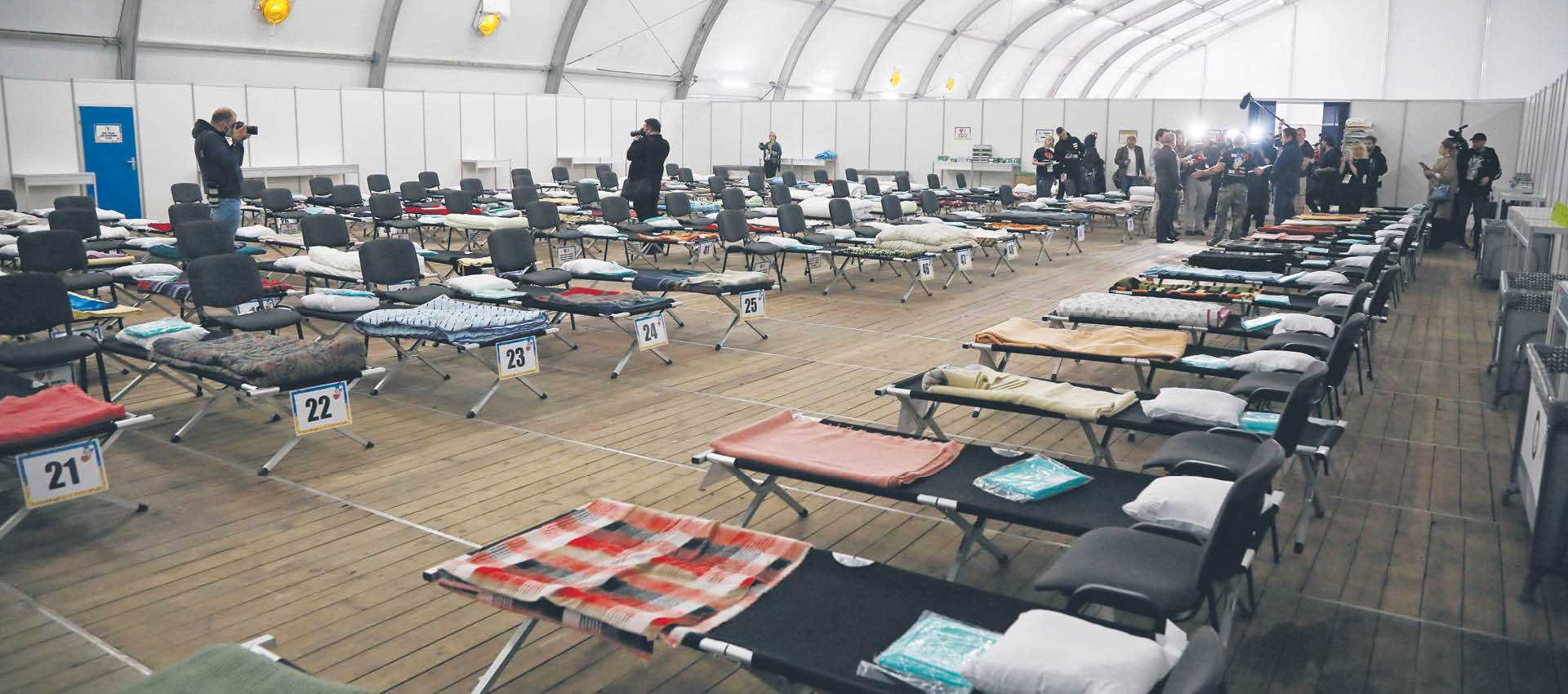 Polska pomaga wyposażyć miejsca zbiorowego zakwaterowania, które można będzie stworzyć w Ukrainie; na zdjęciu namiot dla uchodźców przy Dworcu Wschodnim w Warszawie