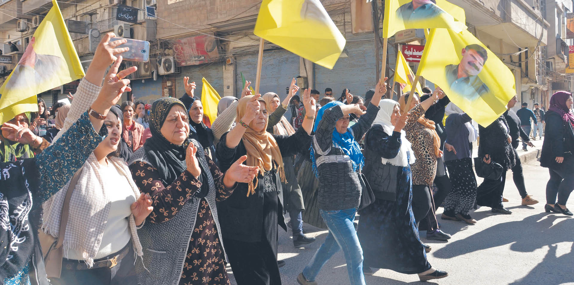 Protest zwolenników Partii Pracujących Kurdystanu w al-Kamiszli przeciw operacji tureckiej w Syrii