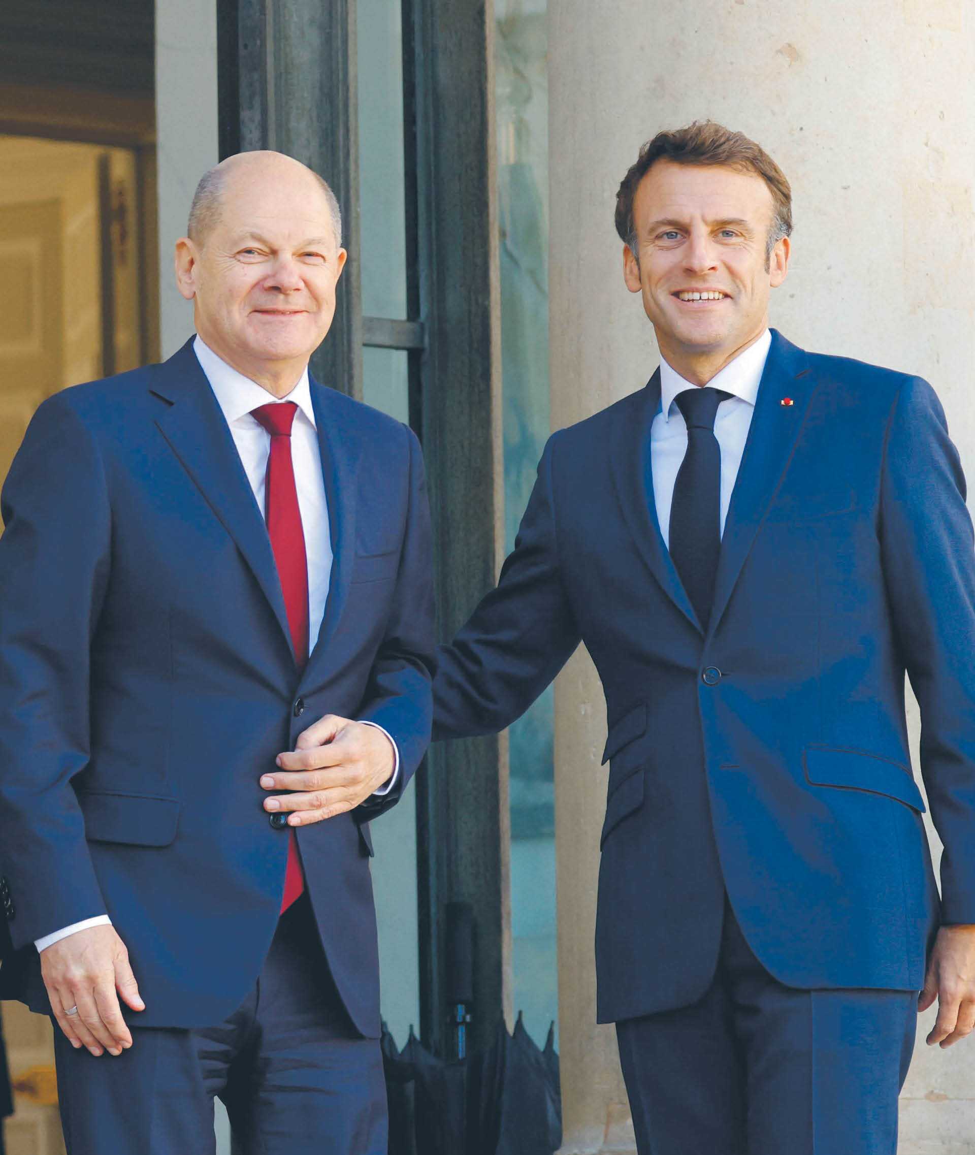 Kanclerz Niemiec Olaf Scholz i prezydent Francji Emmanuel Macron podczas październikowego spotkania w Paryżu