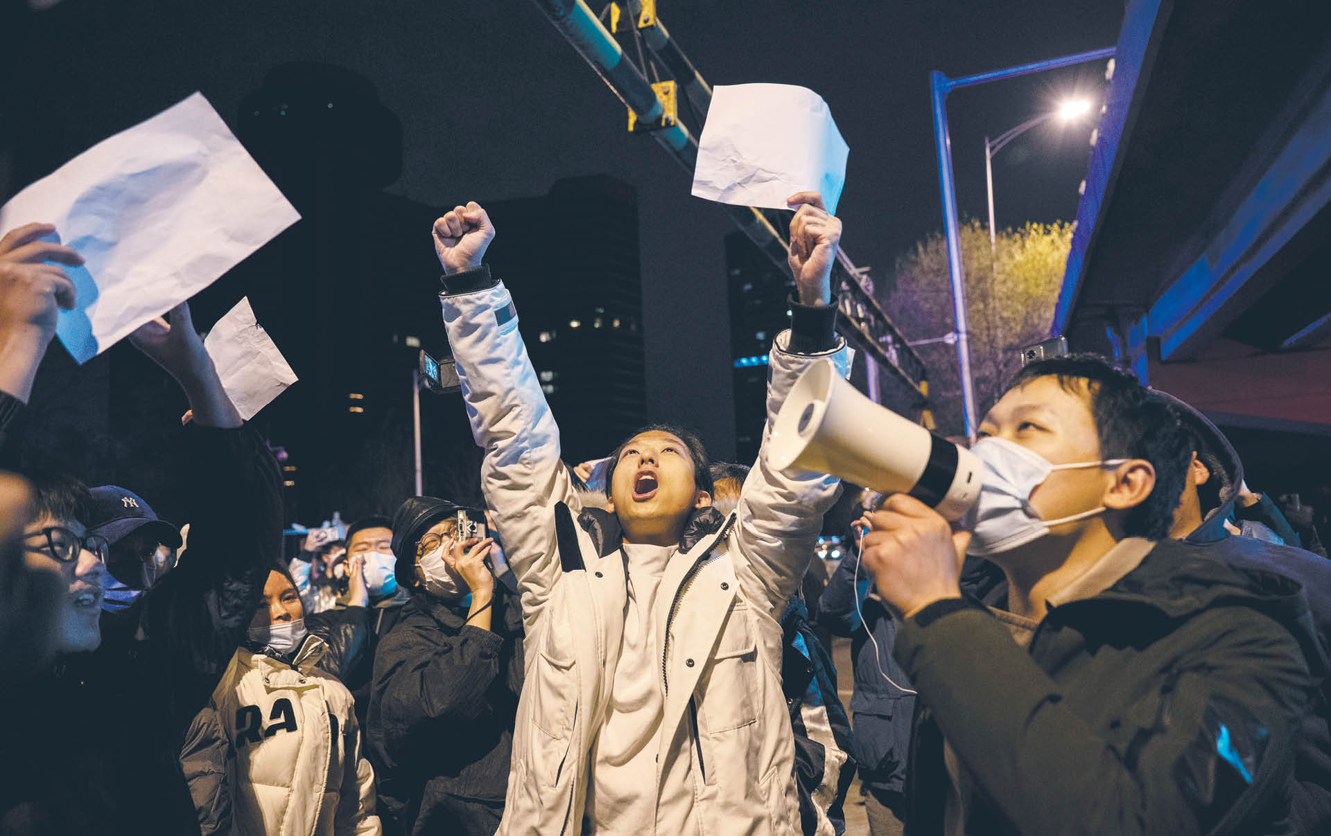 Niektórzy protestujący wznosili hasła wzywające do ustąpienia prezydenta Xi Jinpinga, ale większość domagała się zniesienia restrykcji covidowych