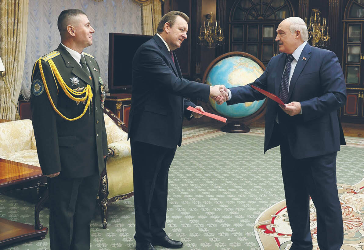 Siarhiej Alejnik odbiera powołanie na ministra spraw zagranicznych Białorusi