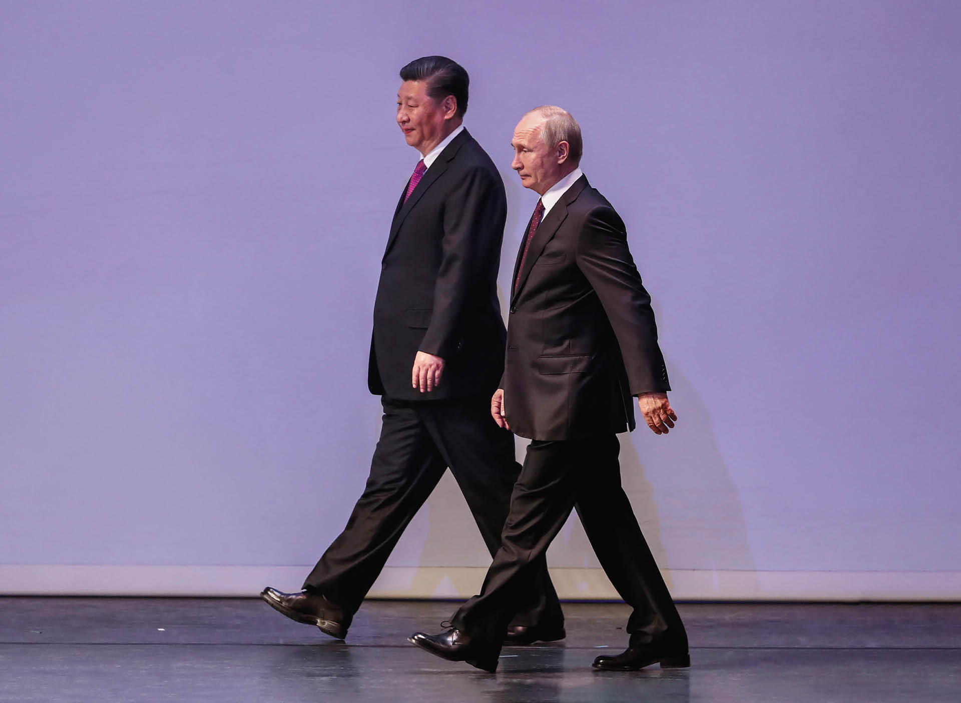 Prezydenci Xi Jinping i Władimir Putin w drodze na galę z okazji 70. rocznicy nawiązania stosunków dyplomatycznych między Chinami a Rosją. Teatr Bolszoj w Moskwie, 5 czerwca 2019 r.
