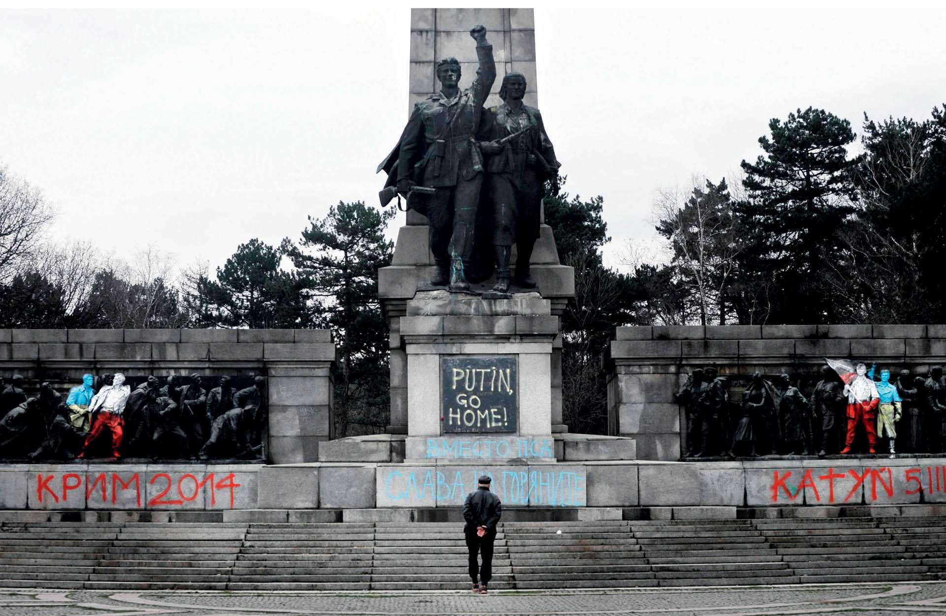 Pomnik z czasów komunistycznych w stolicy Bułgarii. Część postaci pomalowano w polskie i ukraińskie barwy; pojawiły się na nim także napisy: „Krym 2014”, „Putin do domu” i „Katyń 1940”