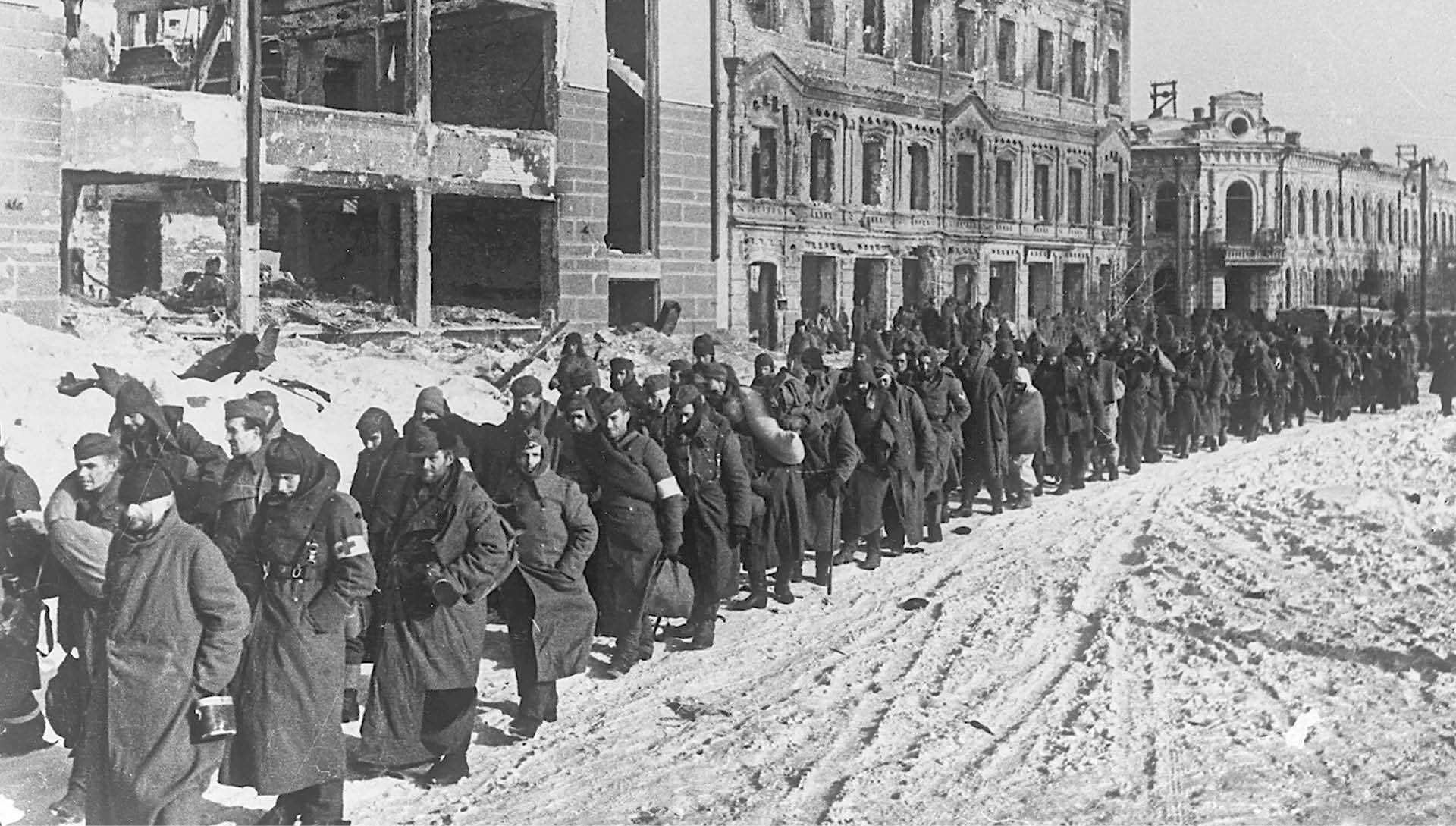 Jeńcy niemieccy idący przez Stalingrad. 31 stycznia 1943 r.