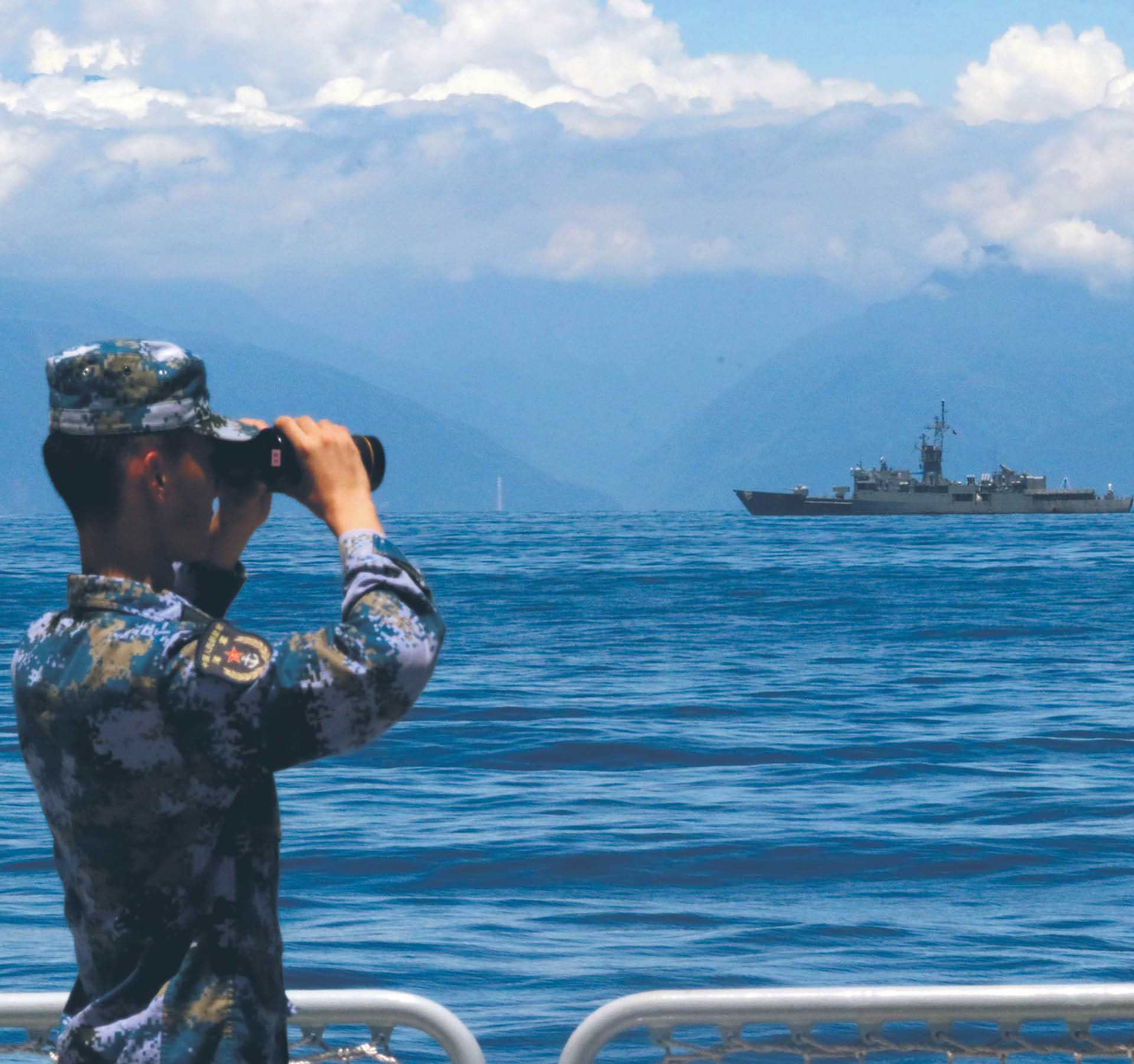 Chiński żołnierz obserwuje sierpniowe manewry na wodach oblewających Tajwan