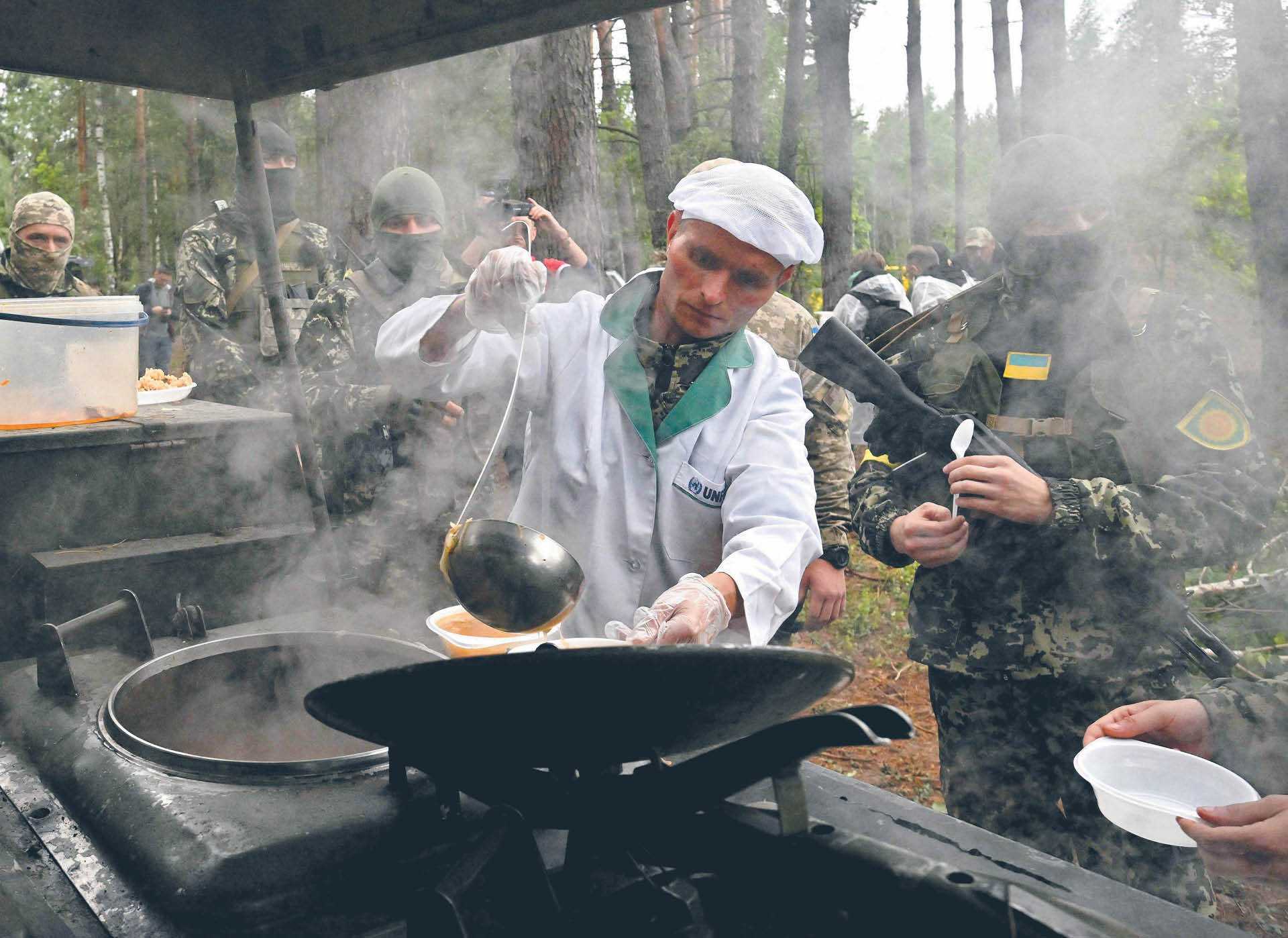W niedzielę tygodnik „Dzerkało tyżnia” opublikował artykuł o podejrzanym kontrakcie na dostawy żywności dla armii. Opiewa on na 13 mld hrywien