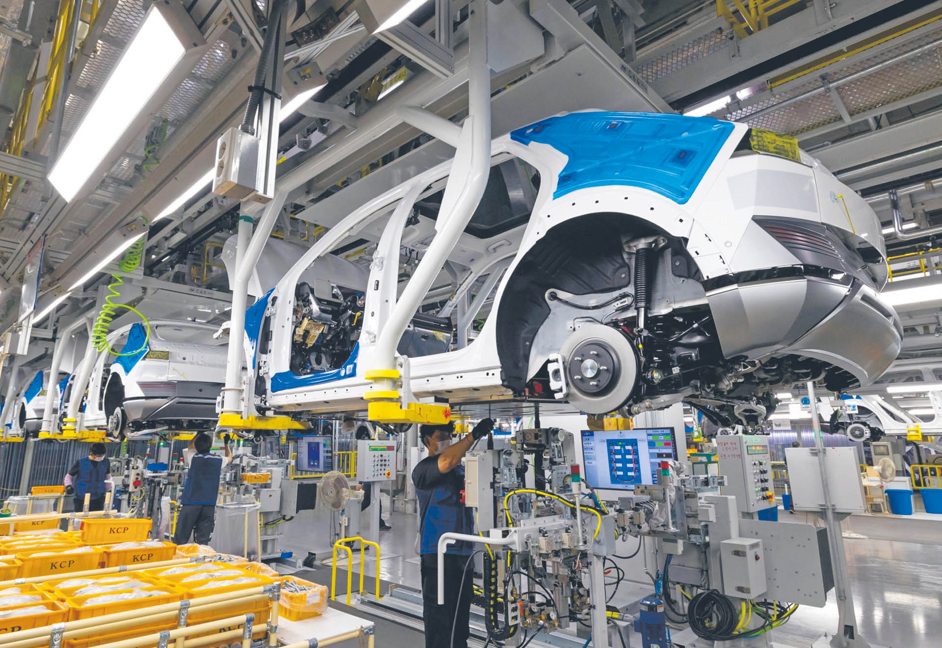 Robotnicy w fabryce Hyundaia w Ulsanie w Korei Południowej