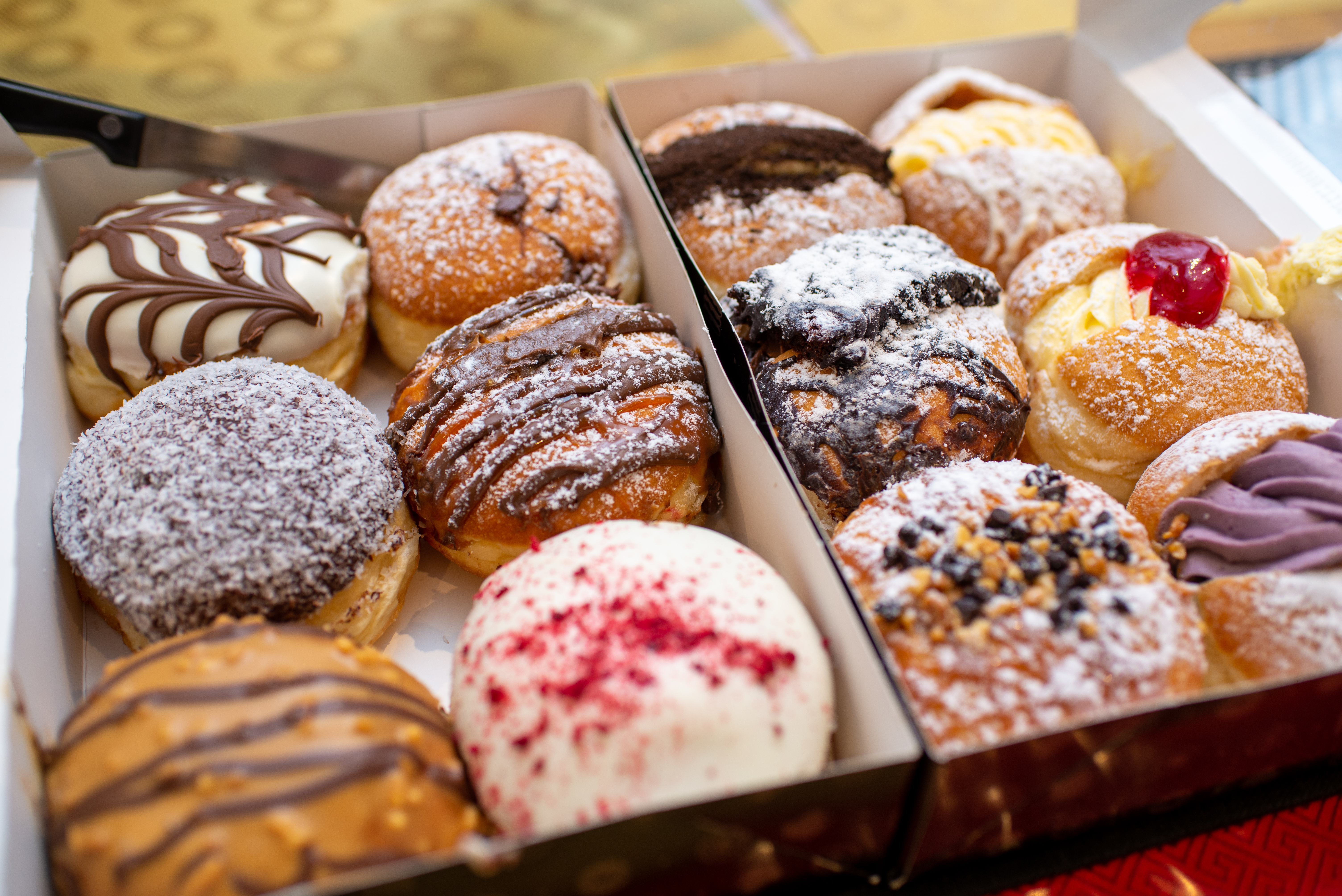 Zbliża się Tłusty Czwartek. Jeden pączek to średnio 300 kcal. Czy pracodawca może badać nadwagę, cukrzycę i nadciśnienie pracownika?