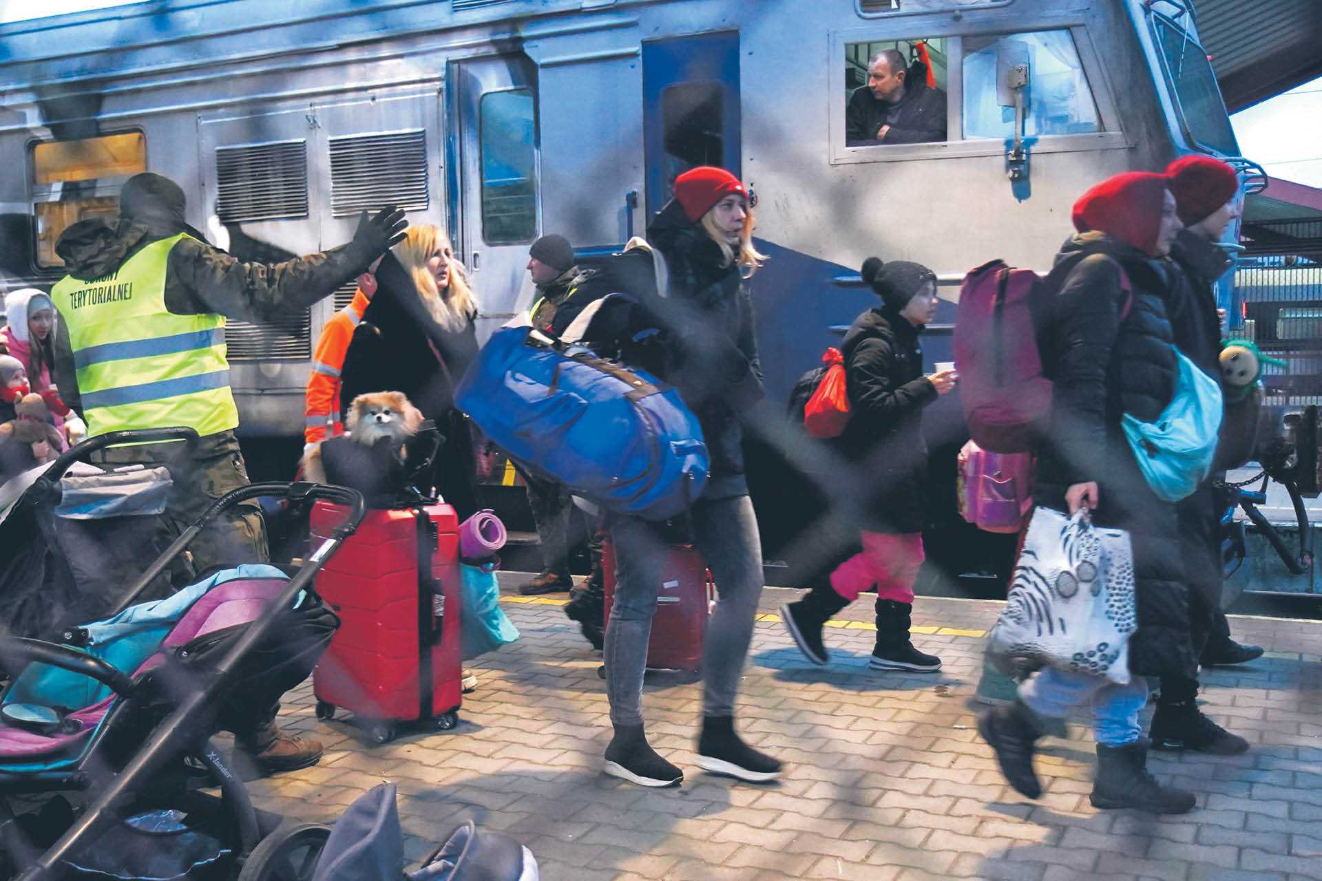Ukraińcy przybywający na dworzec w Przemyślu, 2 marca 2022 r.