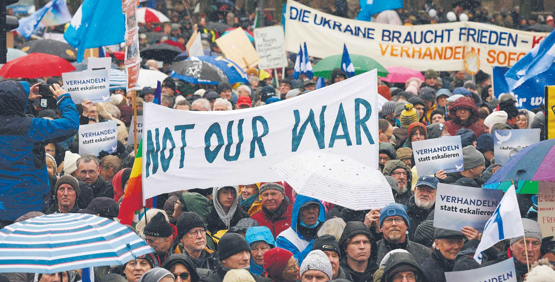 Sobotnia manifestacja przeciwników wsparcia Ukrainy w Berlinie