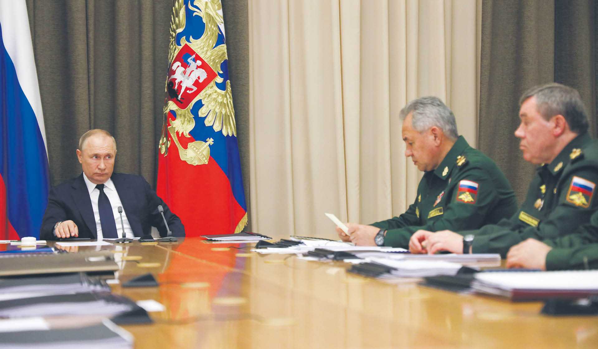 Władimir Putin, minister obrony Siergiej Szojgui jego zastępca Walerij Gierasimow. Spotkanie w rezydencji Bocharow Ruchei