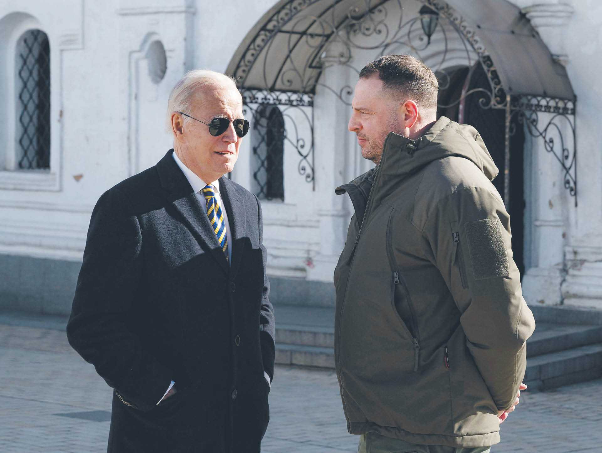 Prezydent USA Joe Biden oraz szef biura prezydenta Ukrainy Andrij Jermak. Kijów, 20 lutego 2023 r.