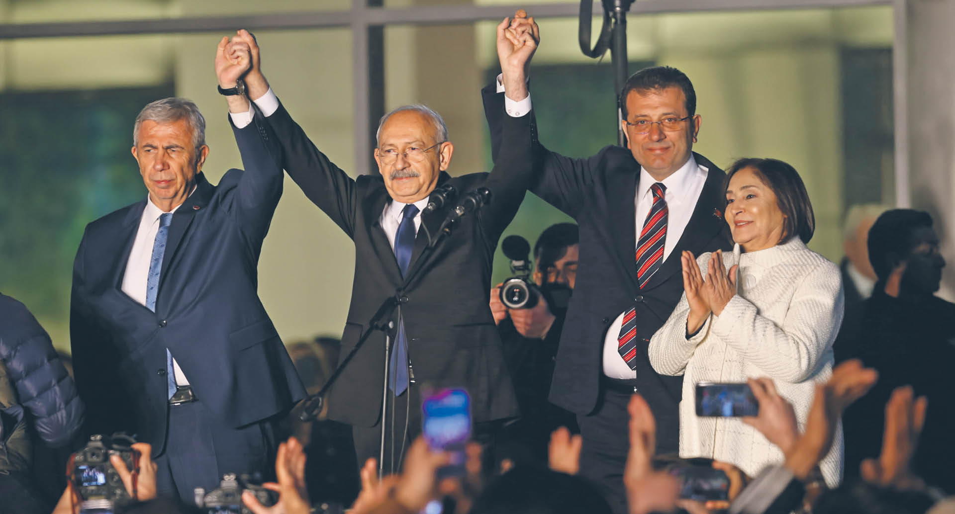 Wspólny kandydat opozycji Kemal Kılıçdaroğlu (drugi z lewej) z burmistrzami Ankary Mansurem Yavaşem (po lewej), Stambułu Ekremem İmamoğlu (drugi z prawej) i żoną Selvi