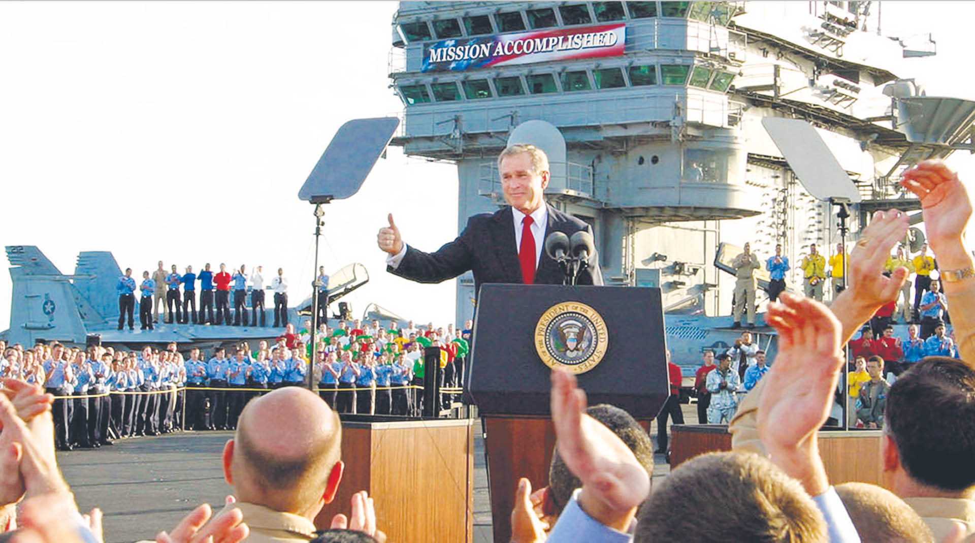 Prezydent George W. Bush podczas przemowy na pokładzie lotniskowca USS Abraham Lincoln zapowiada koniec większych działań bojowych w Iraku, 1 maja 2003 r.