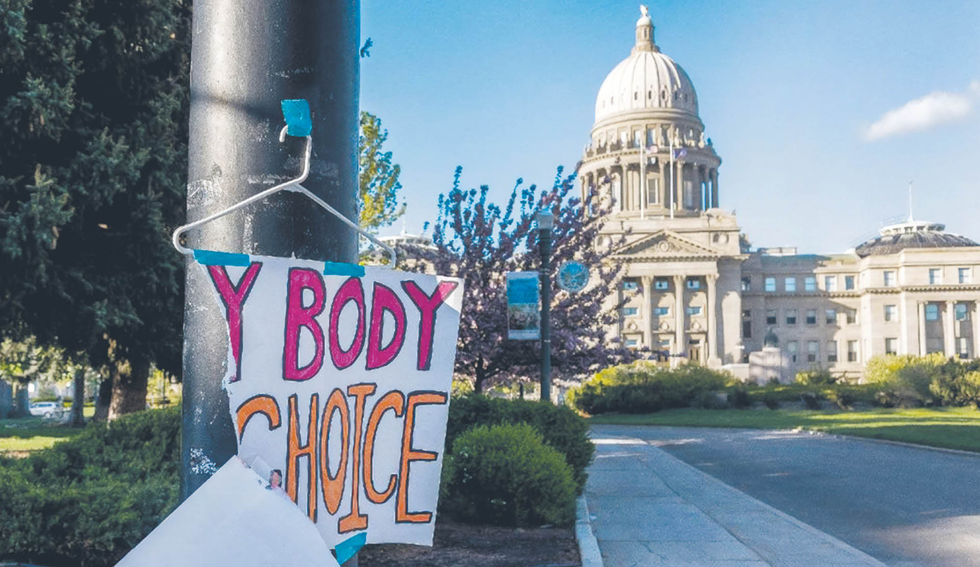 Plakat w pobliżu siedziby Izby Reprezentantów stanu Idaho pojawił się po protestach przeciwko nowym przepisom aborcyjnym