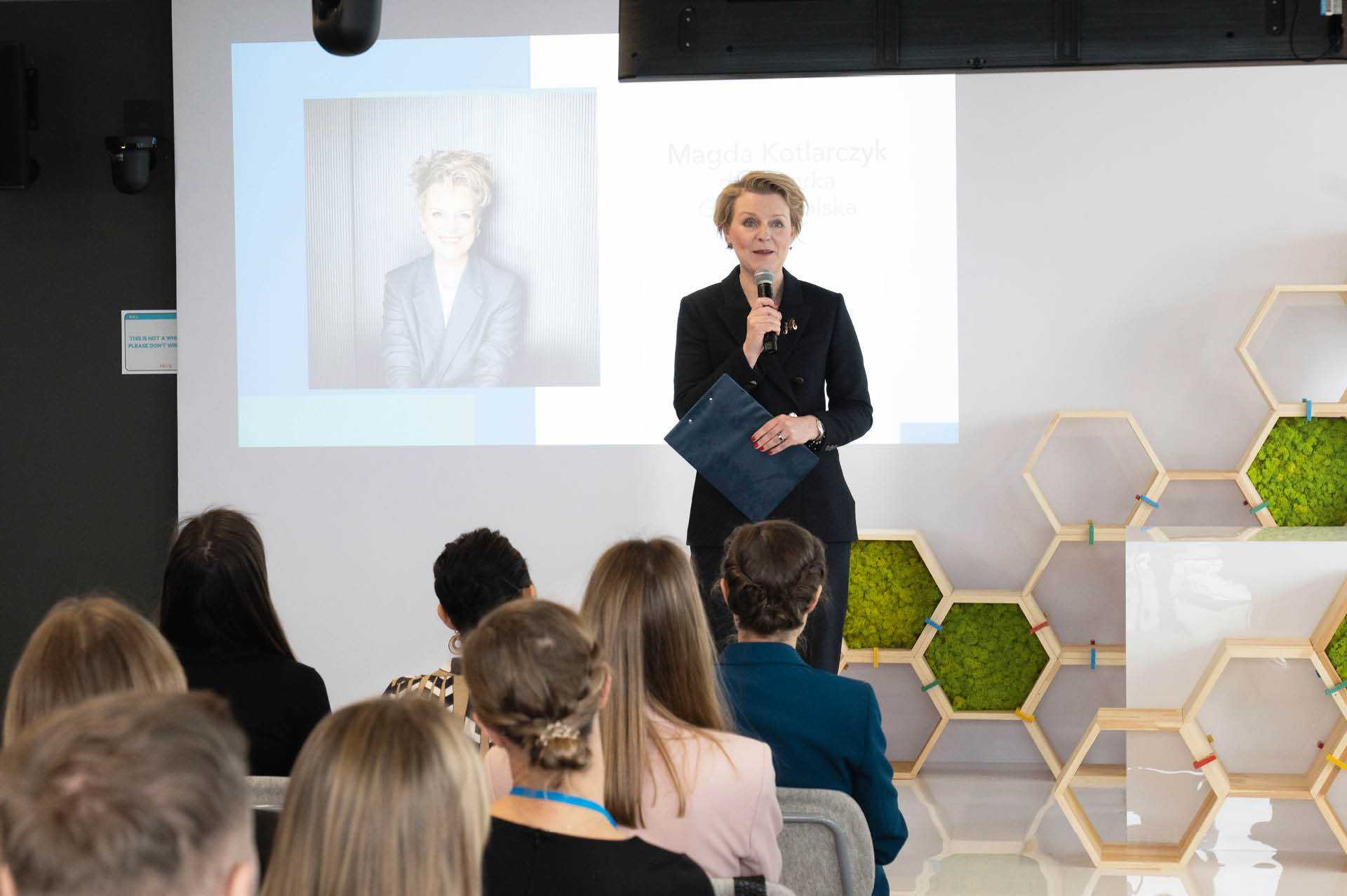 Magda Kotlarczyk, dyrektorka Google Polska, podkreślała na gali konkursu „E-commerce Jutra”, że pandemia wywołała pilną potrzebę podniesienia kompetencji cyfrowych firm z sektora MŚP.