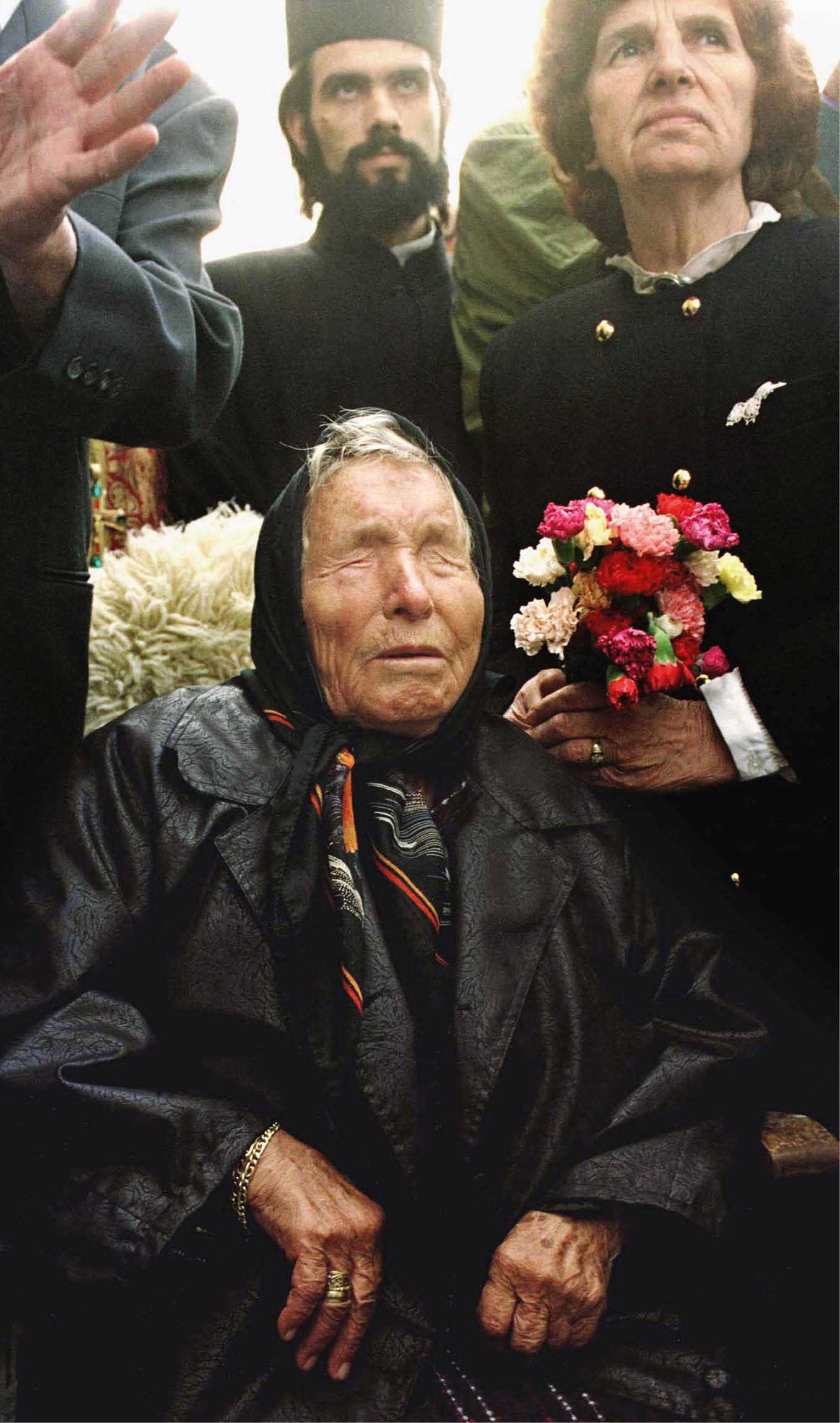 Wangelia Guszterowa (Wanga) otoczona przez wyznawców, 1994 r.