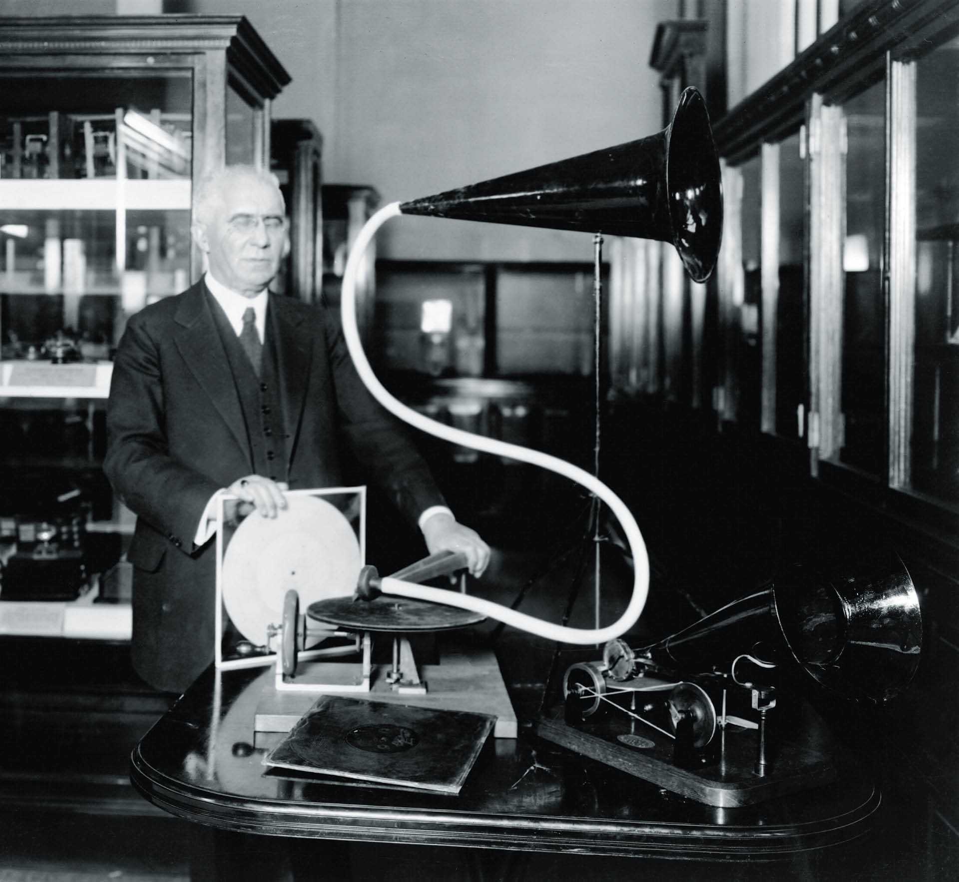 Emil Berliner ze swoim wynalazkiem, który opatentował w 1887 r.