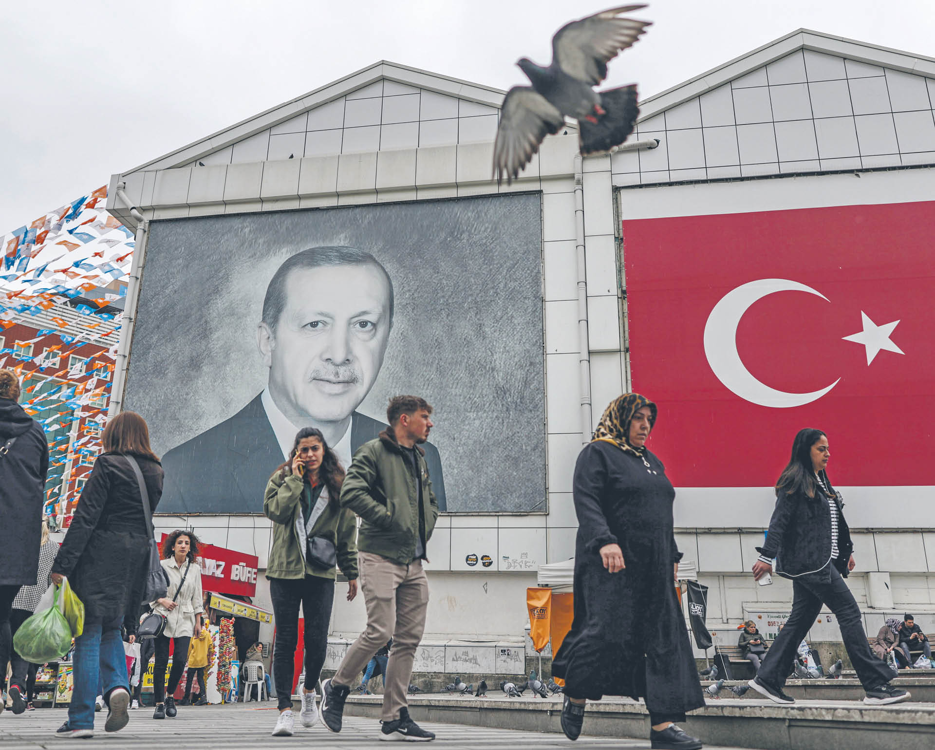 Portret prezydenta Recepa Tayyipa Erdoğana na ulicy w Bursie