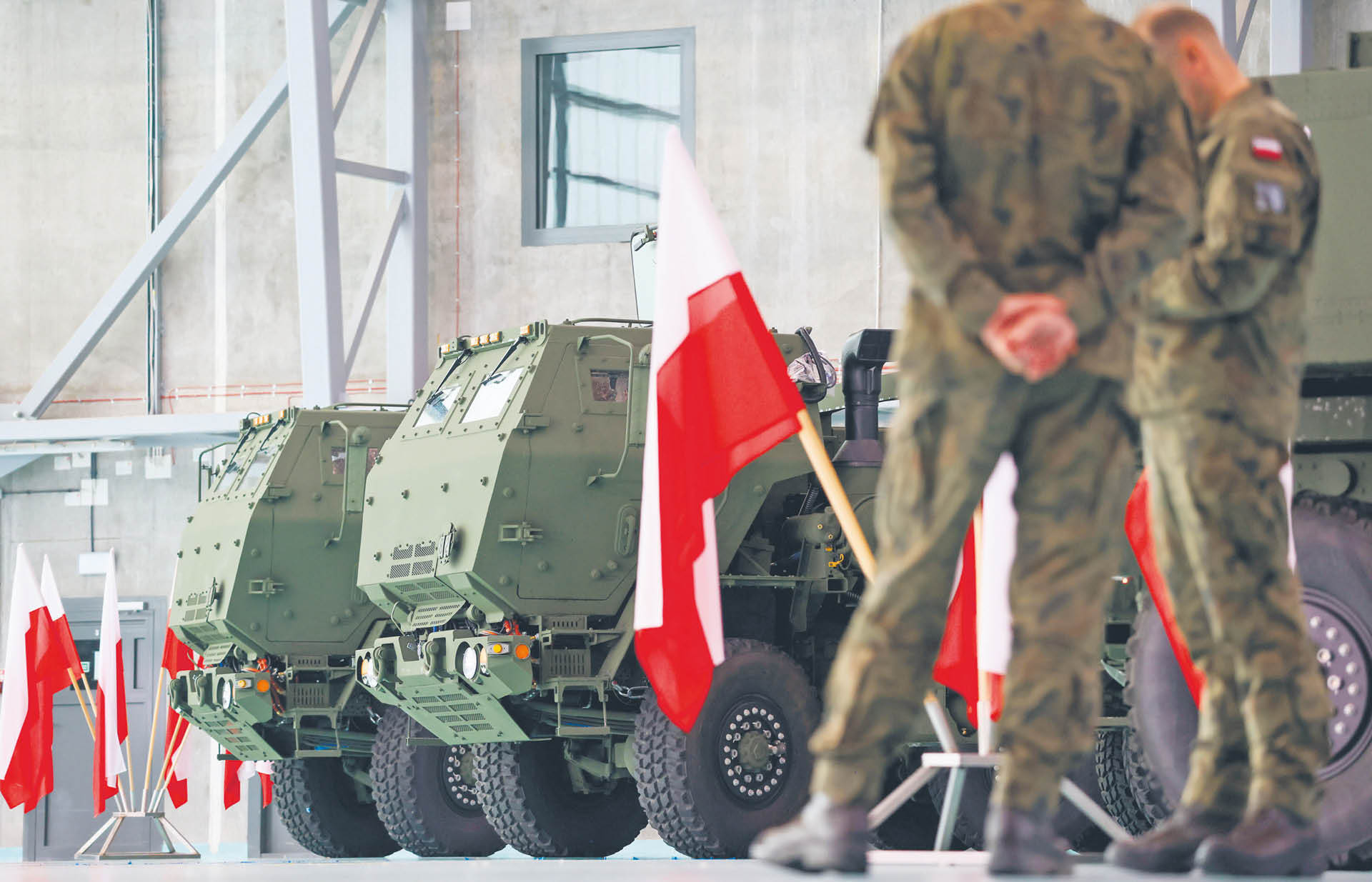 Zestawy artylerii rakietowej dalekiego zasięgu HIMARS w 1. Bazie Lotnictwa Transportowego w Warszawie