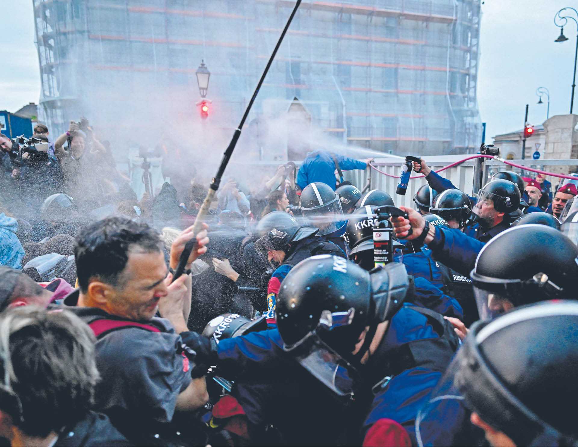 Demonstracja przeciwko ustawie o statusie nauczycieli. Policja użyła gazu. Budapeszt, 3 maja 2023 r.