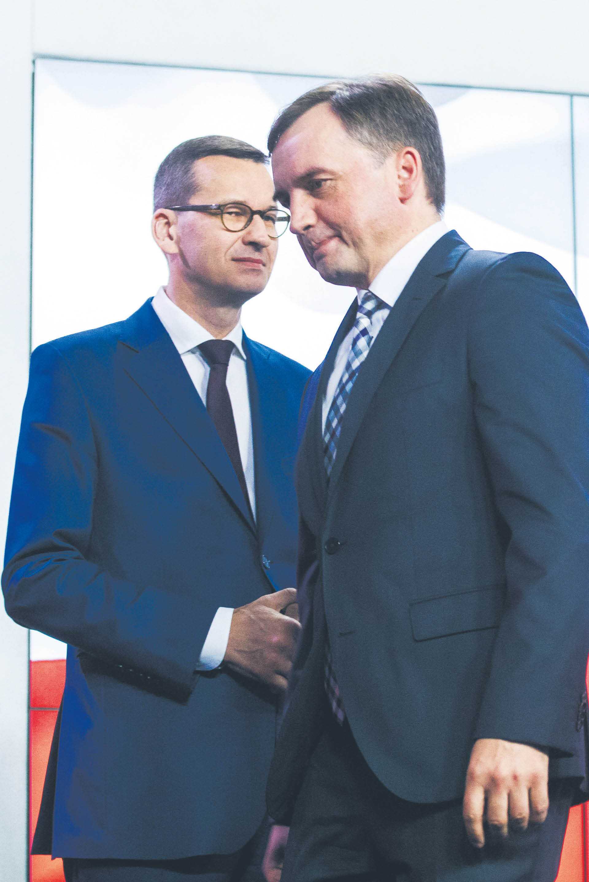 Polityka unijna to jedna z osi sporu między PiS a koalicyjną Suwerenną Polską; na zdjęciu premier Mateusz Morawiecki i minister sprawiedliwości Zbigniew Ziobro