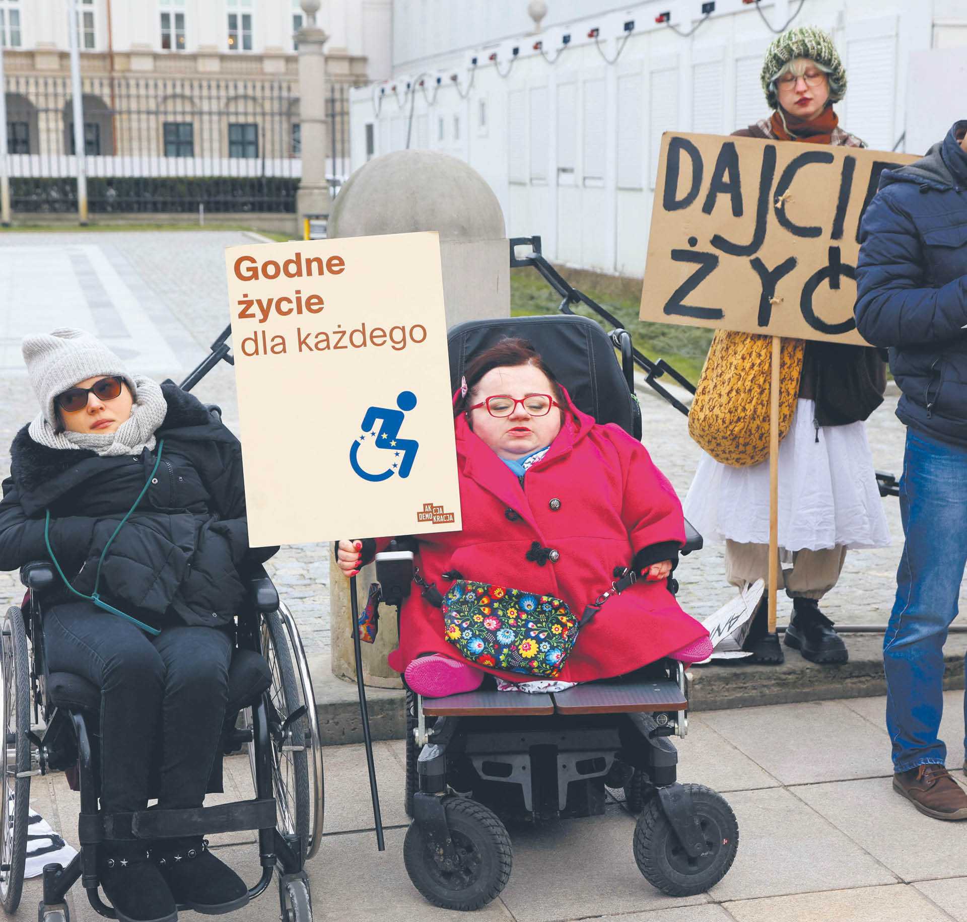 Protest osób z niepełnosprawnościami i ich opiekunów przed Pałacem Prezydenckim