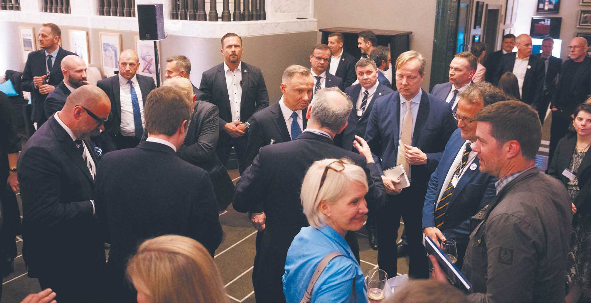 W kuluarach wydarzenia spotkali się przedstawiciele biznesu i polityki. Na zdjęciu m.in. Andrzej Duda i Almar Latour