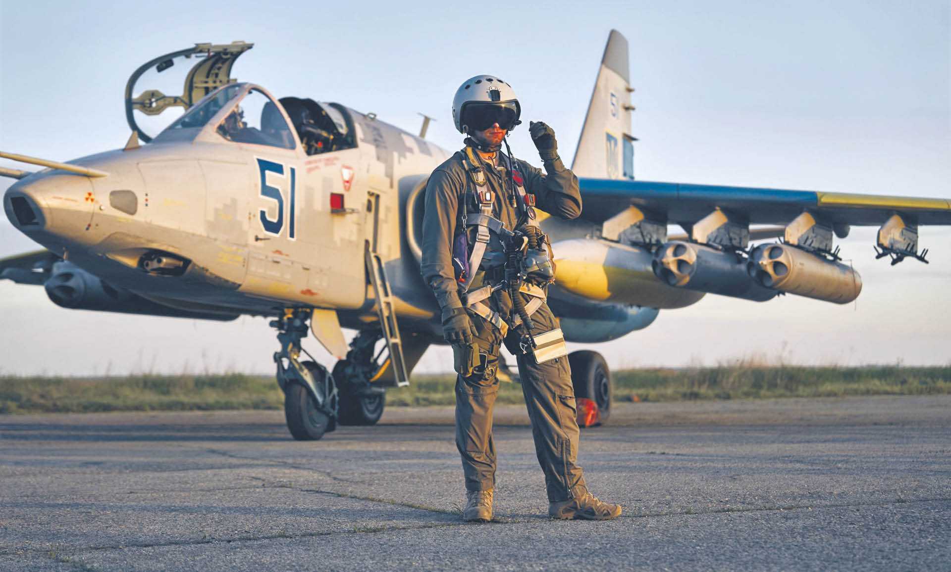 Ukraiński pilot stojący przed Su-25. 4 maja 2023 r.