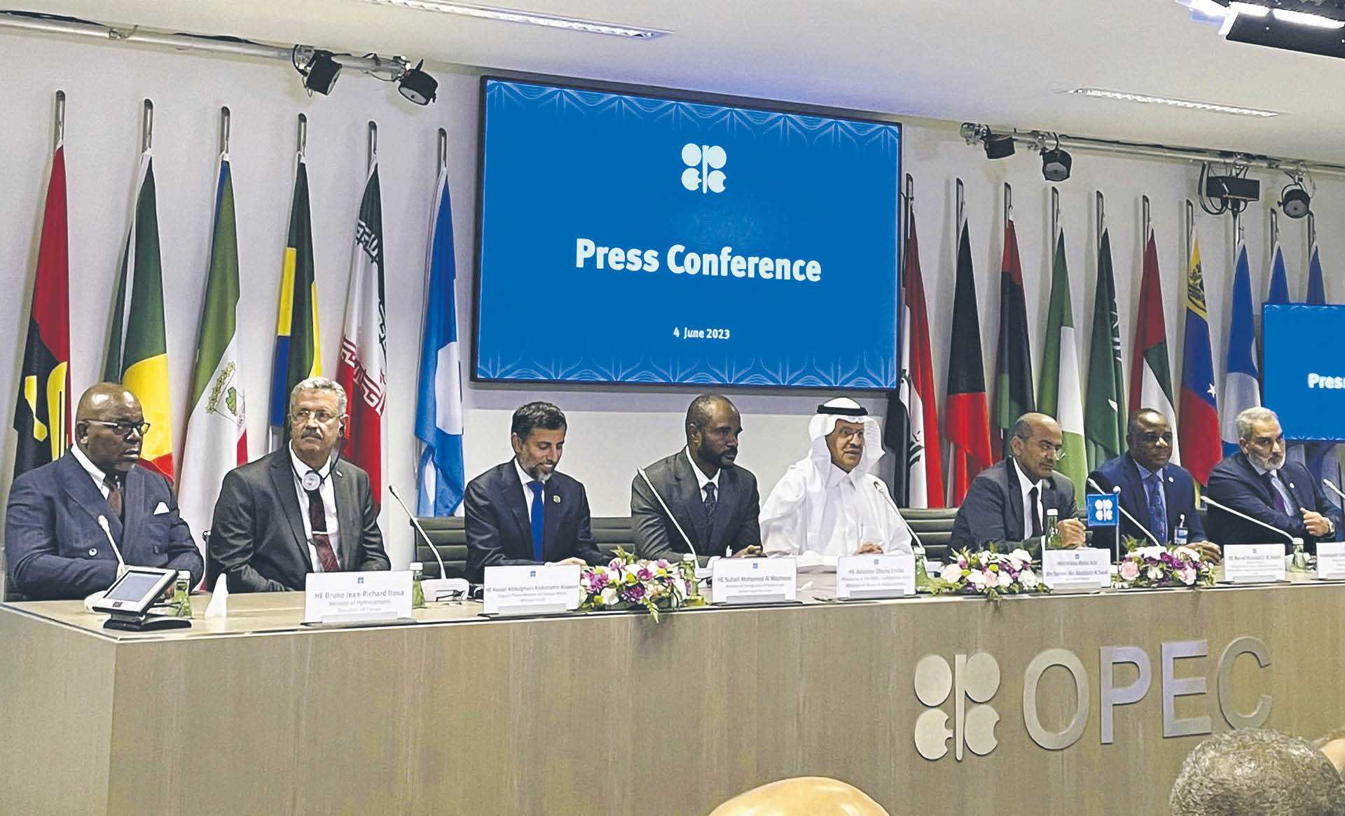 Książę Abd al-Aziz ibn Salman (piąty od lewej) na konferencji prasowej w wiedeńskiej siedzibie OPEC