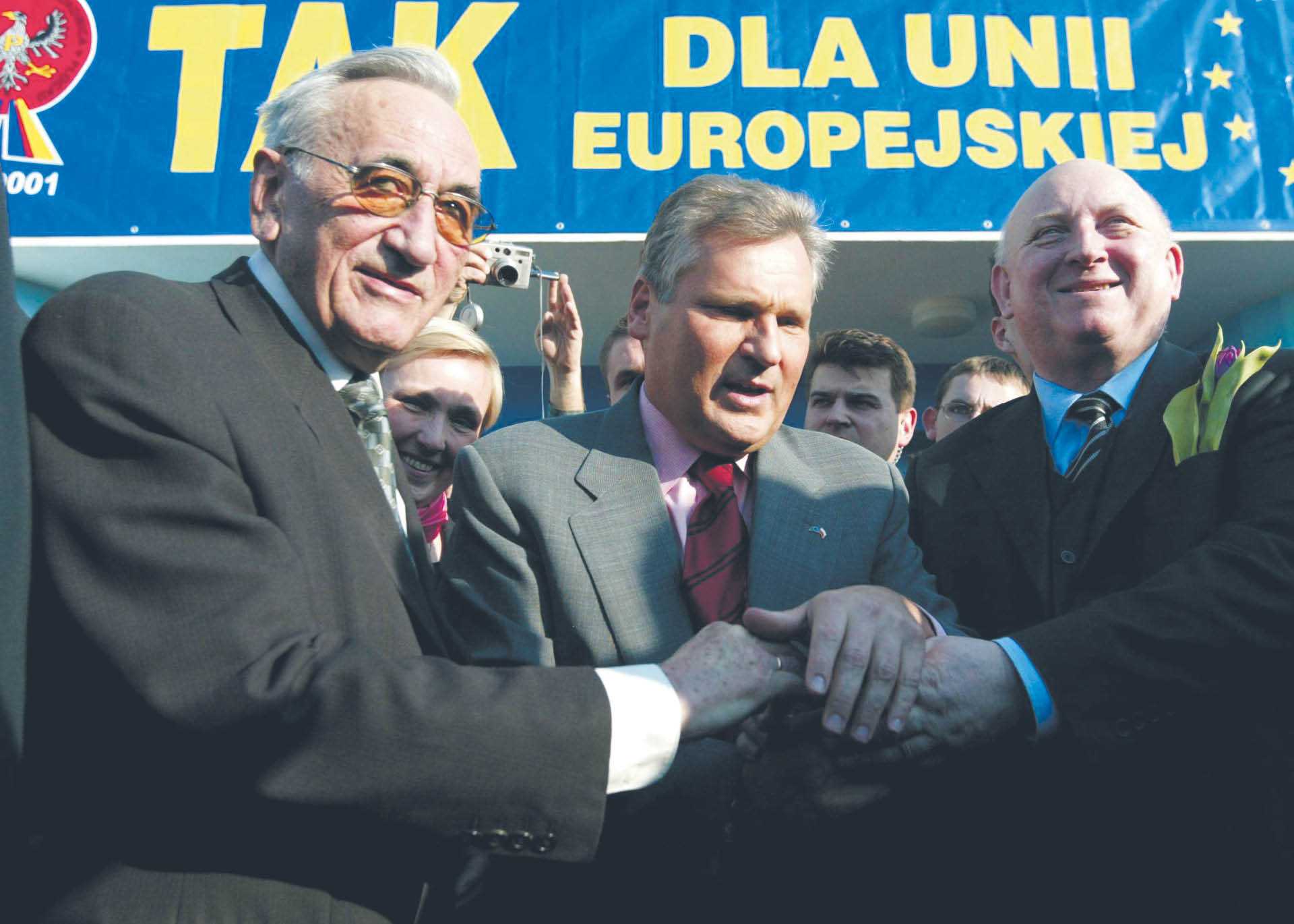 Tadeusz Mazowiecki, Aleksander Kwaśniewski i Józef Oleksy na wiecu poparcia dla Polski w UE. Płock, 25 kwietnia 2003 r.