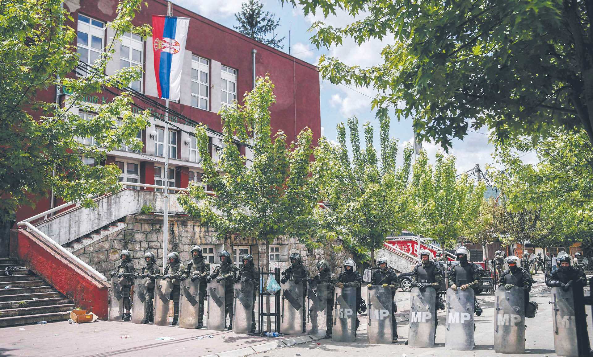 Żołnierze NATO i Międzynarodowa Żandarmeria Wojskowa w Zvečanie, 30 maja 2023 r.