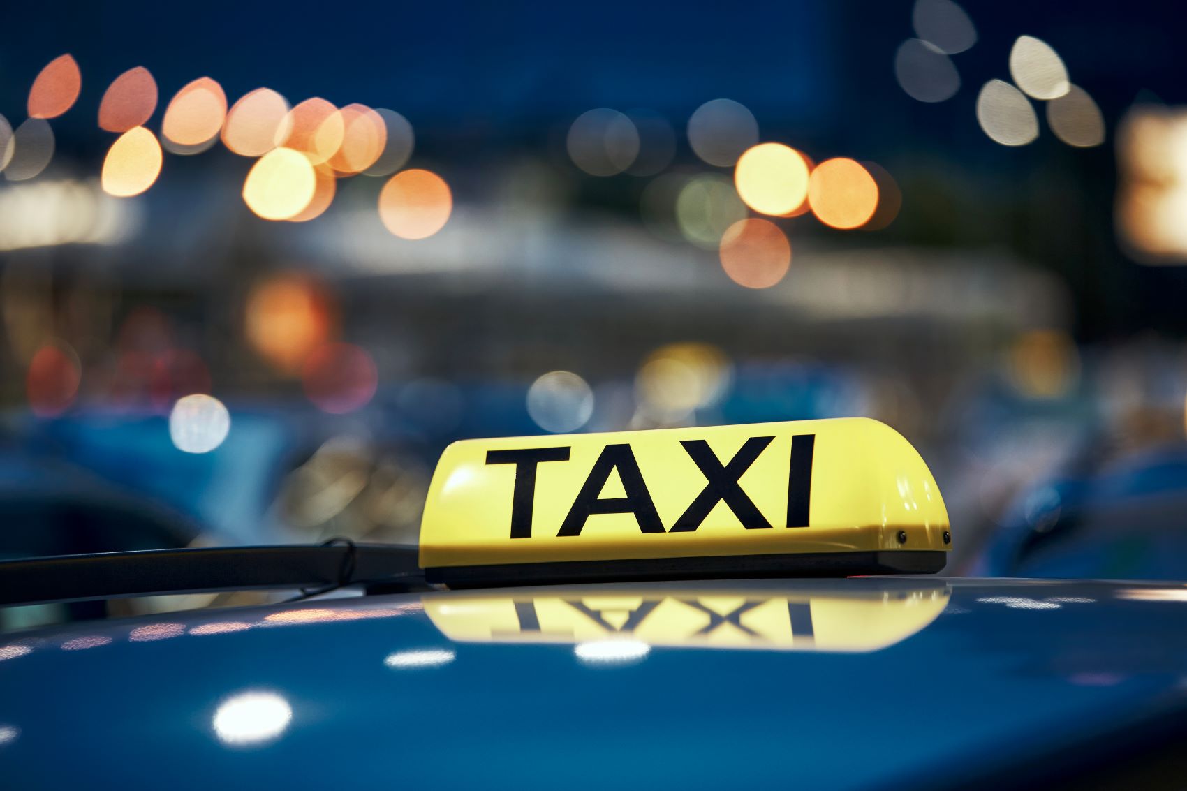 Dobra wiadomość dla pracowników. MF: zwrot za taxi jest wolny od PIT