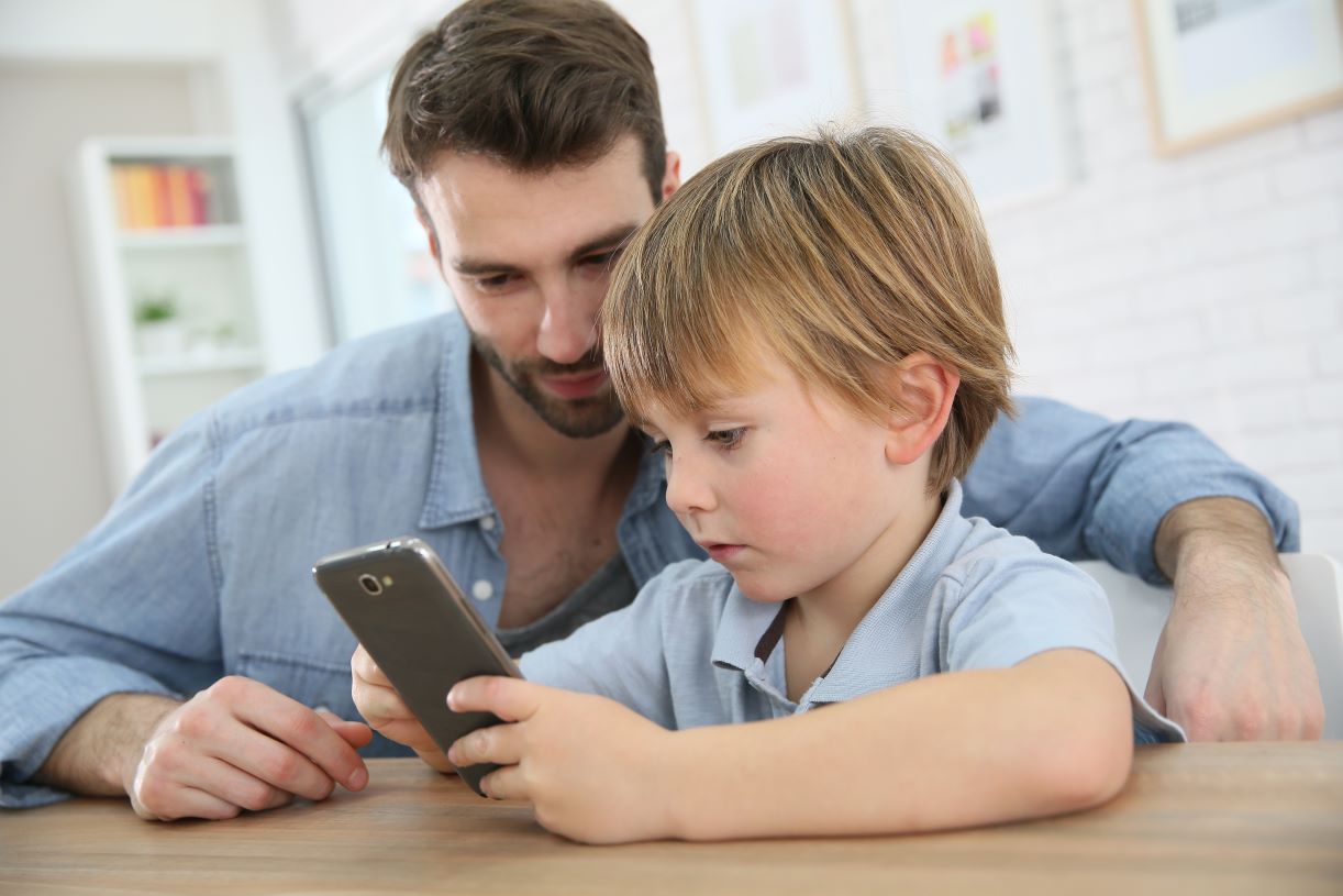 DzieÅ„ Ojca 2023. Czy ojcowie dajÄ… dzieciom szlaban na telefon? BADANIE