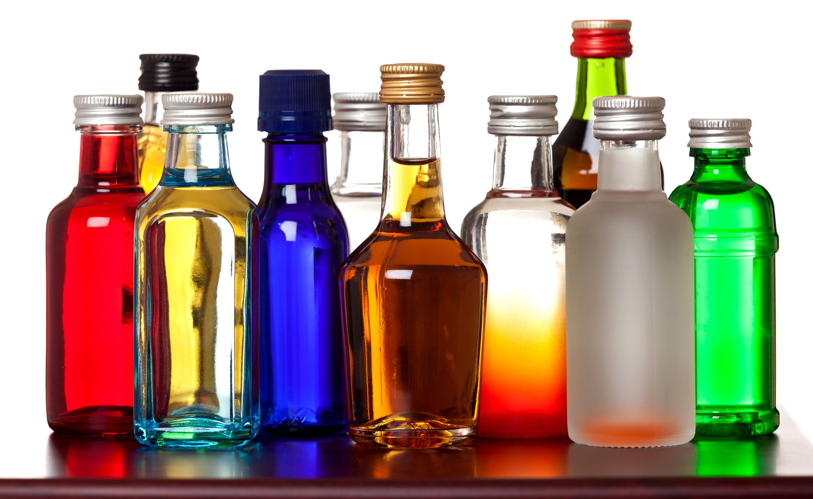 Polacy wskazują winnych nadużywania alkoholu. „Małpki” i złe wzorce z domu ważniejsze niż reklama piwa