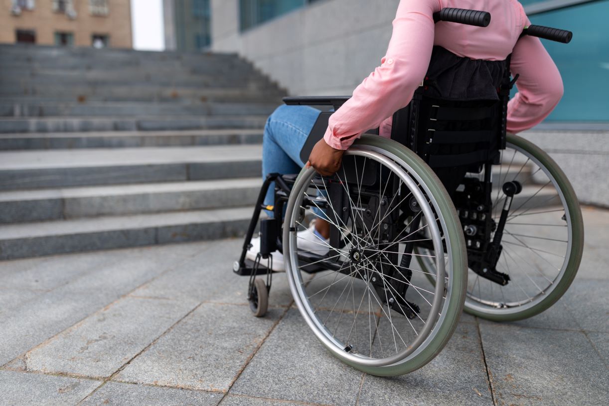 Osoby z niepełnosprawnościami wyczekują ustawy o asystencji osobistej. Tymczasem konsultowana niedawno ustawa przewiduje dla nich zarobki na poziomie 4700 zł brutto